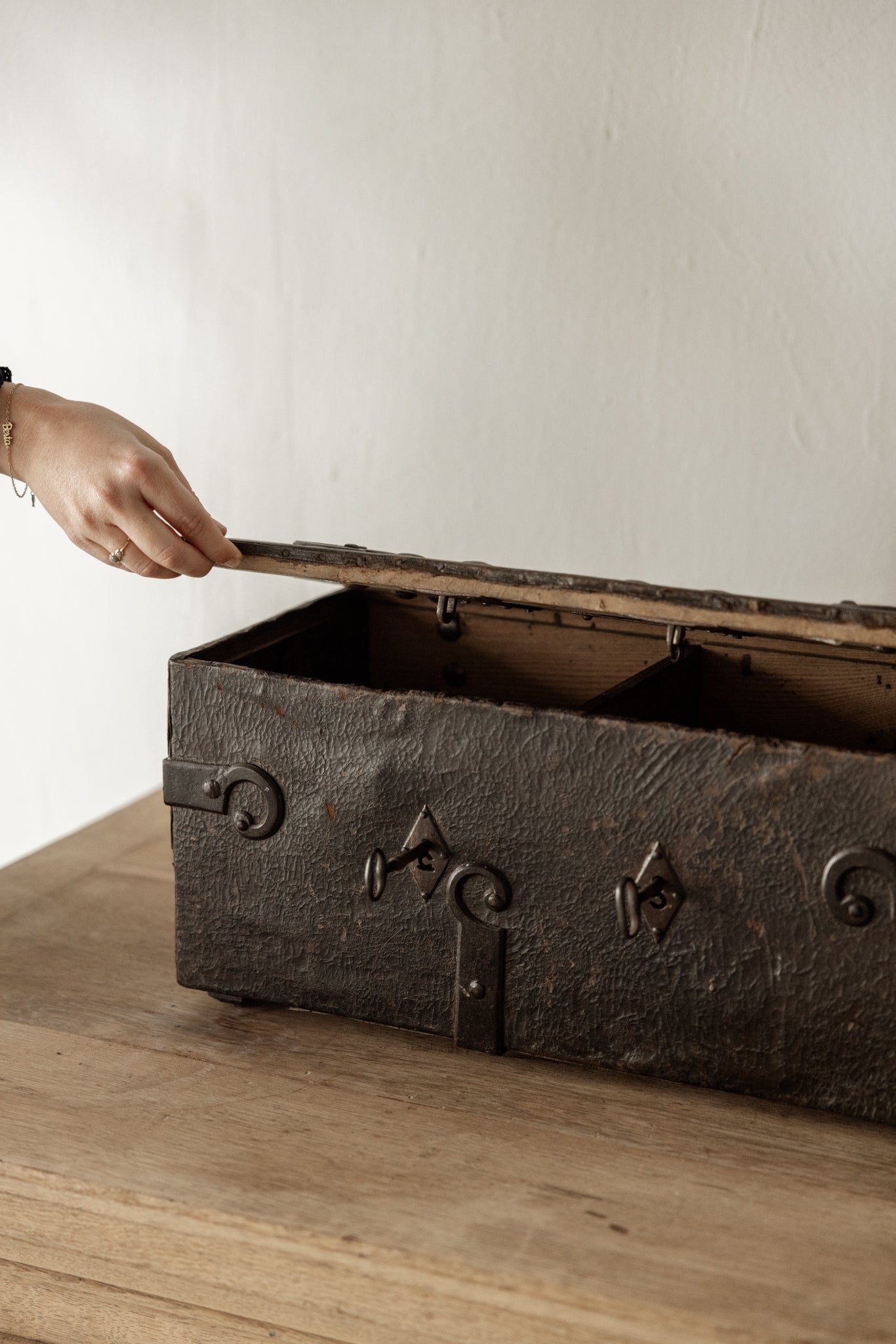 Cofre Antiguo de Madera del Siglo XIX con Herrajes Originales - 6