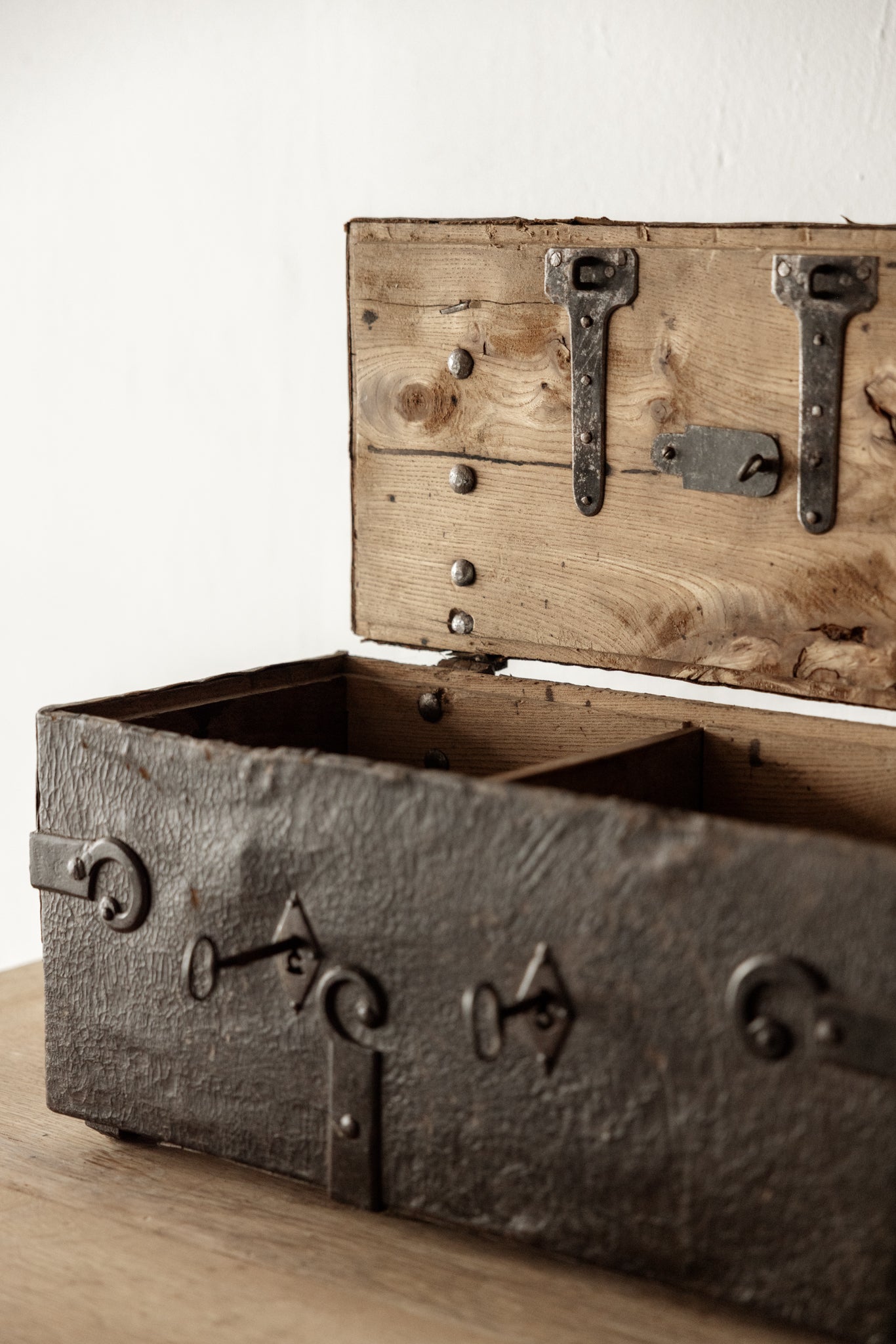 Cofre Antiguo de Madera del Siglo XIX con Herrajes Originales - 8