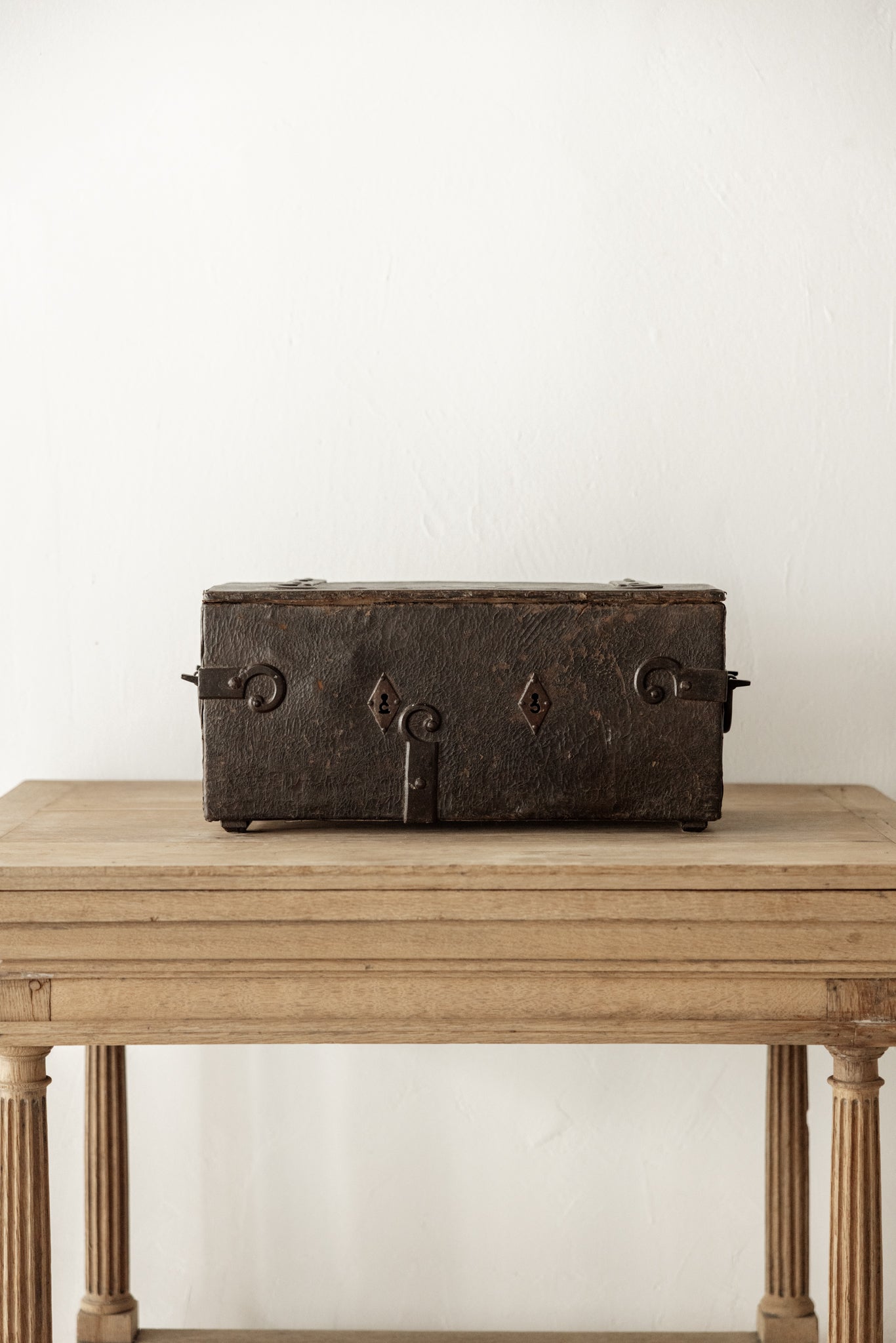 Cofre Antiguo de Madera del Siglo XIX con Herrajes Originales