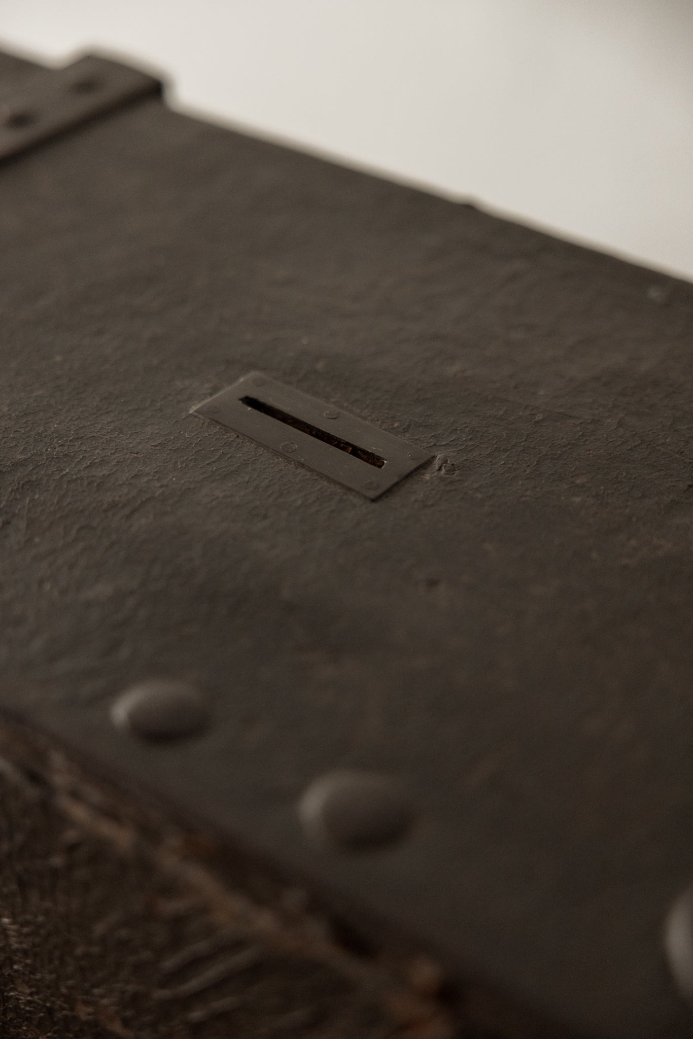 Cofre Antiguo de Madera del Siglo XIX con Herrajes Originales - 7