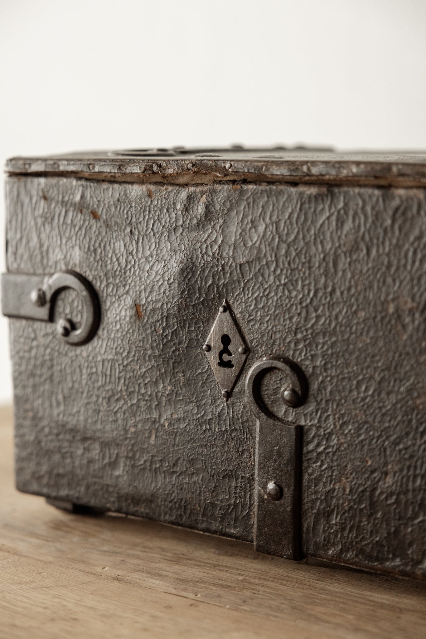 Cofre Antiguo de Madera del Siglo XIX con Herrajes Originales - 5