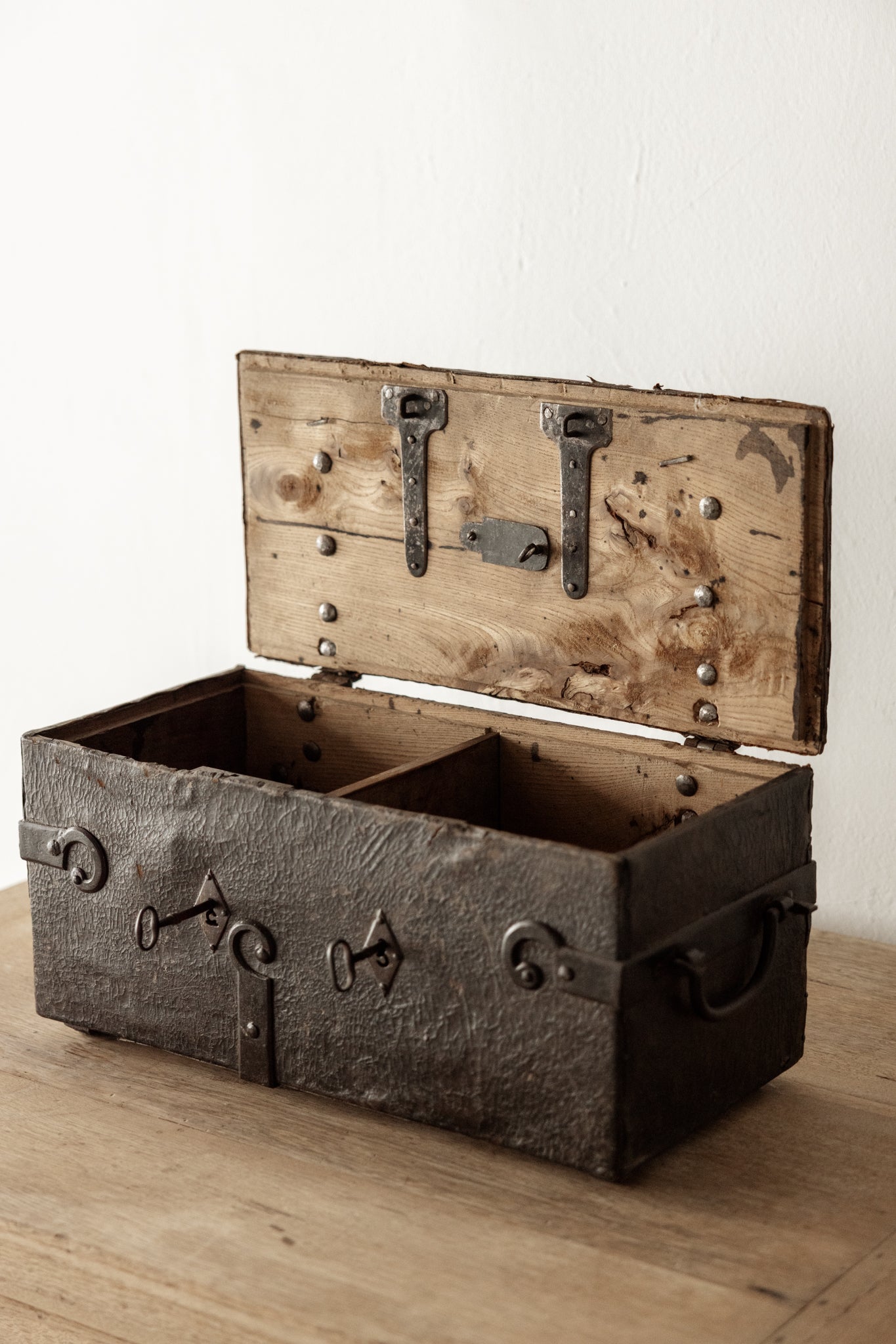 Cofre Antiguo de Madera del Siglo XIX con Herrajes Originales - 2