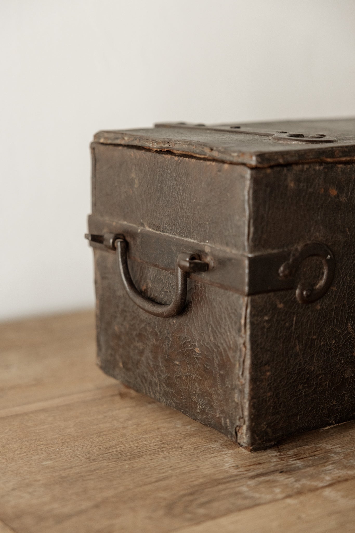 Cofre Antiguo de Madera del Siglo XIX con Herrajes Originales - 4