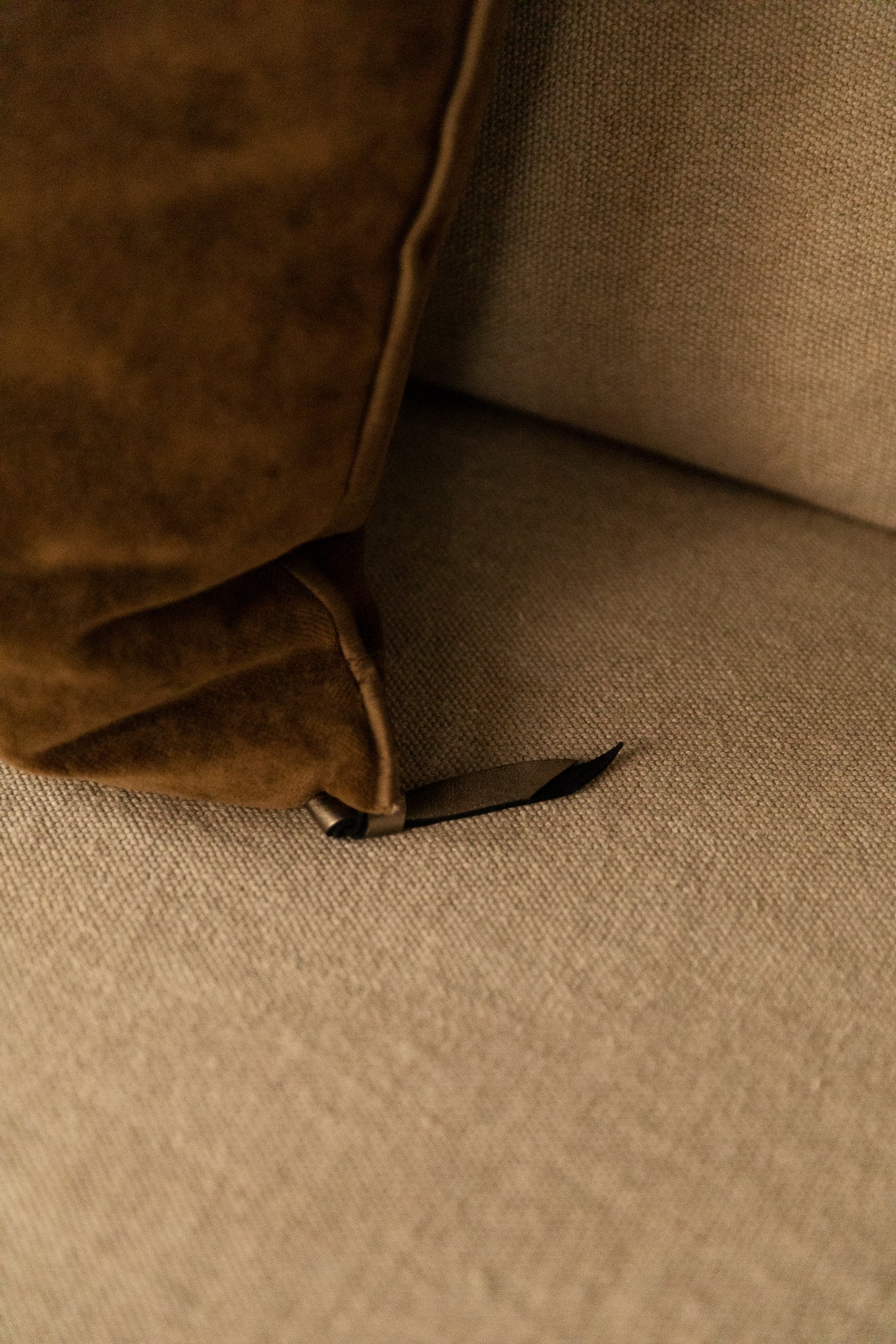 COJÍN TERCIOPELO MARRÓN VINTAGE - 2