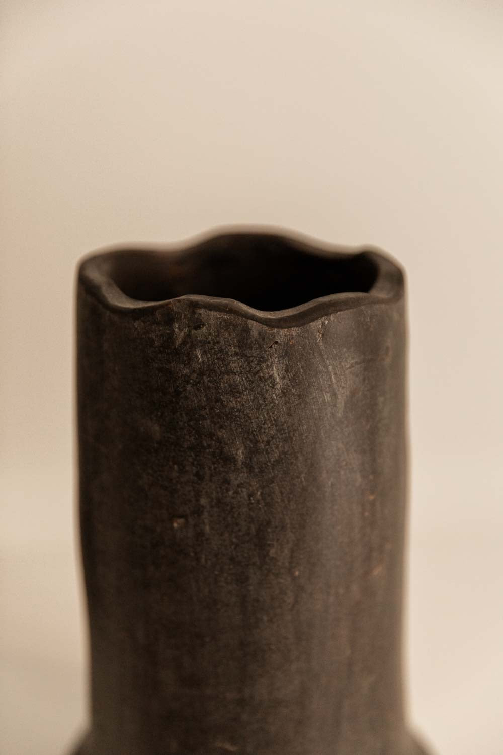 Jarrón del Siglo XXI en Cerámica Gris Patinado - 3
