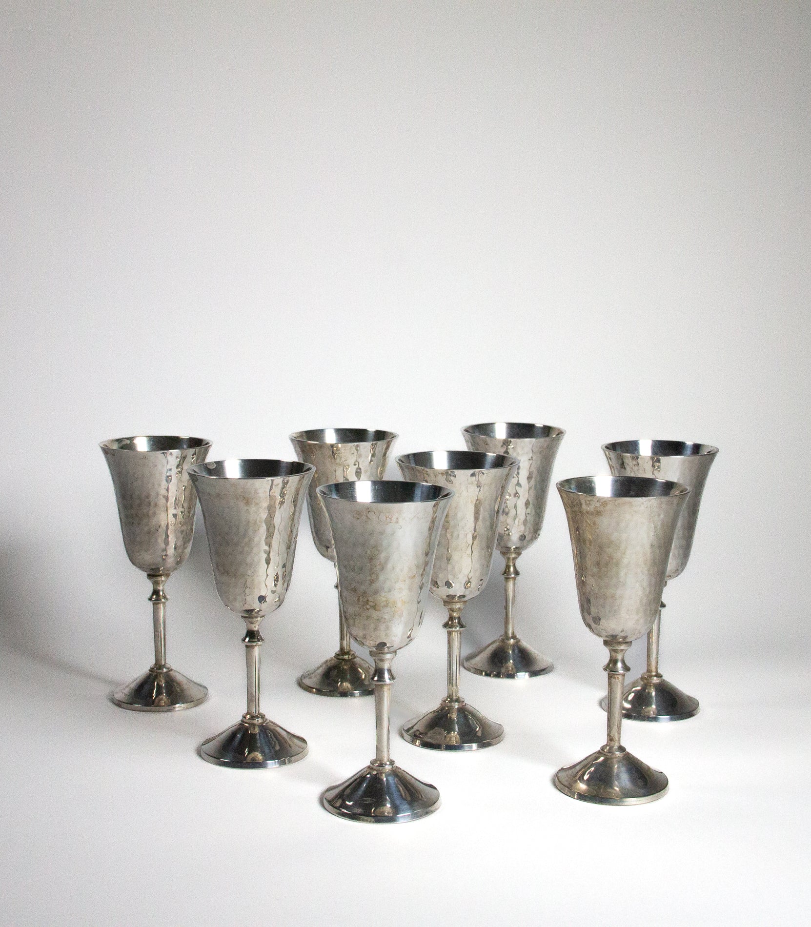 Copa Antigua del Siglo XX en Metal Plateado Repujado