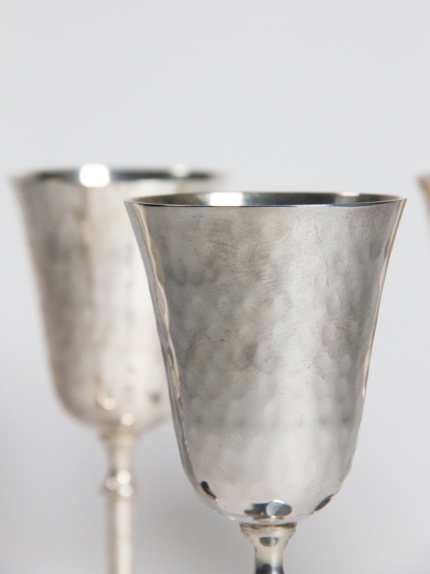 Copa Antigua del Siglo XX en Metal Plateado Repujado - 3