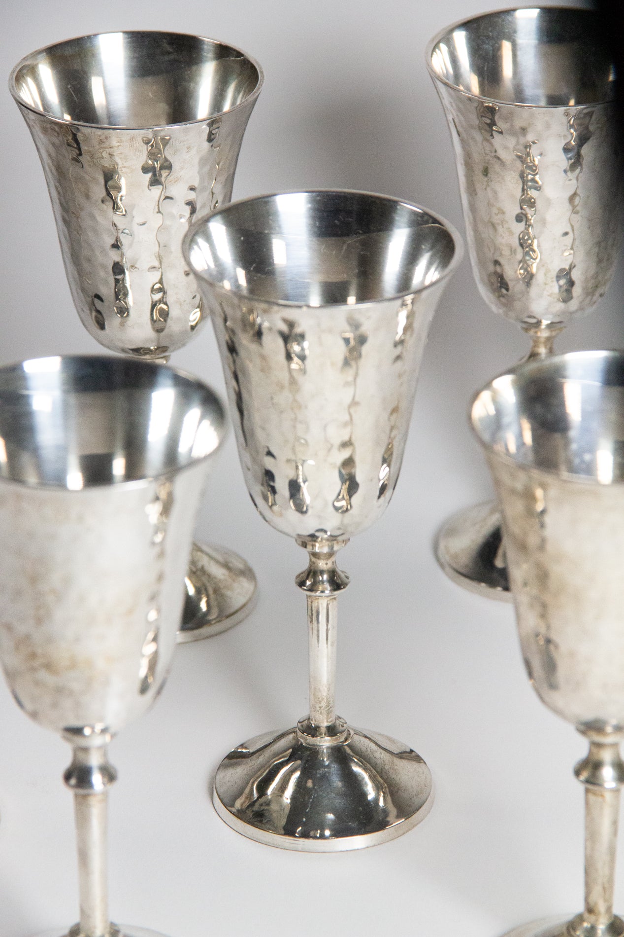 Copa Antigua del Siglo XX en Metal Plateado Repujado - 2