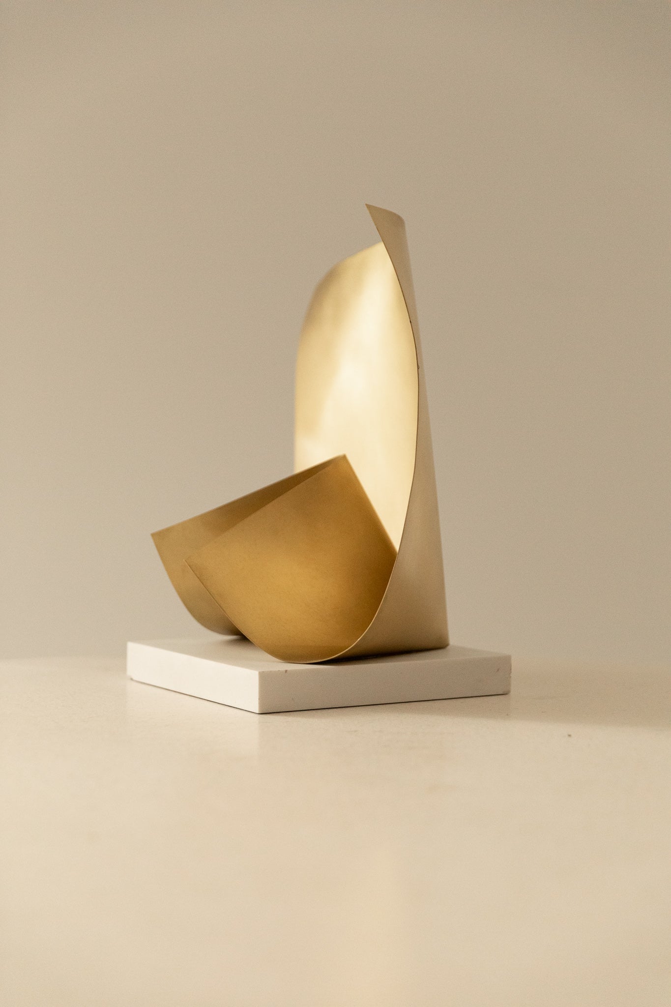 Escultura Abstracta del Siglo XXI en Latón y Mármol - 11