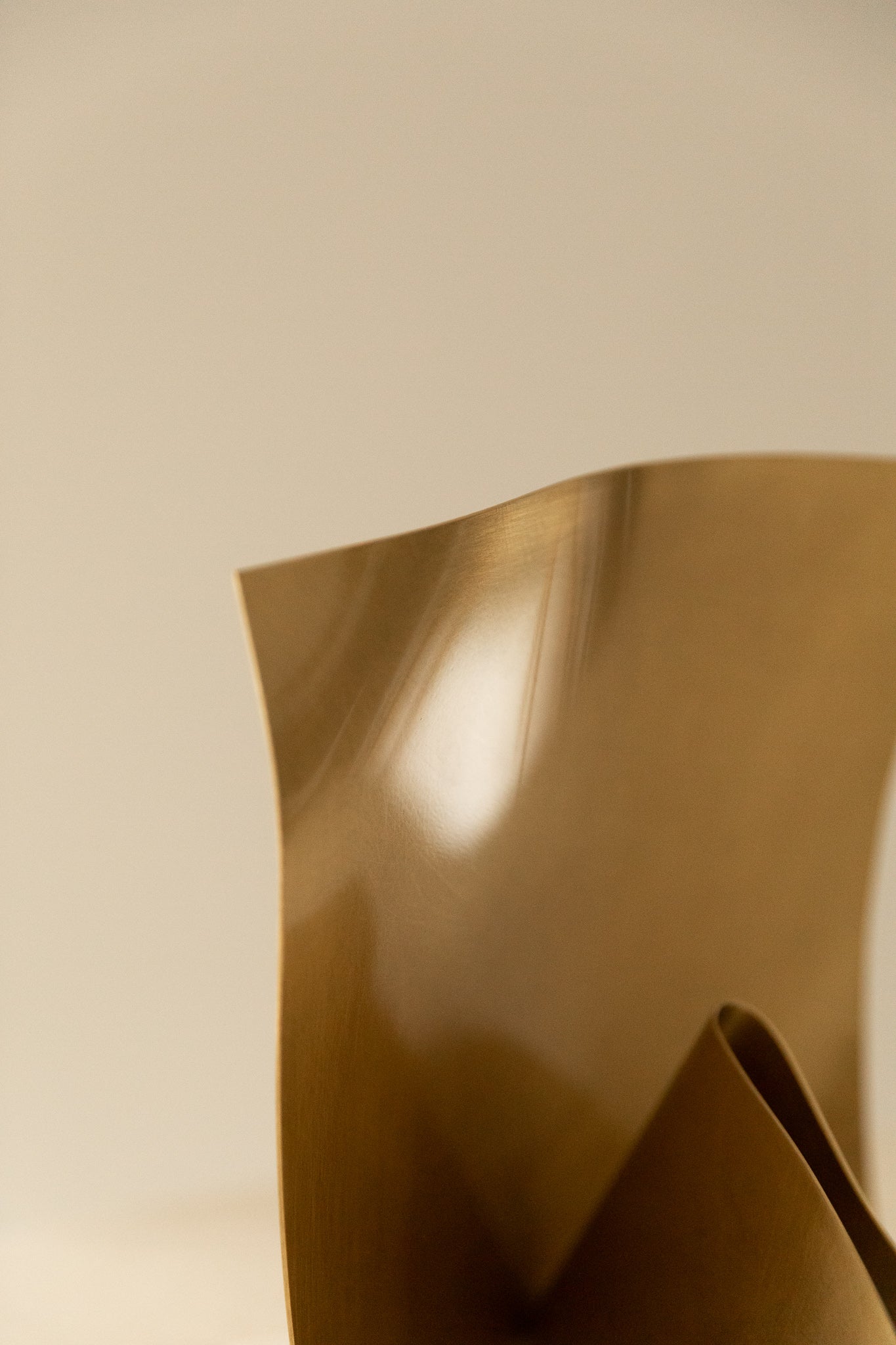 Escultura Abstracta del Siglo XXI en Latón y Mármol - 9