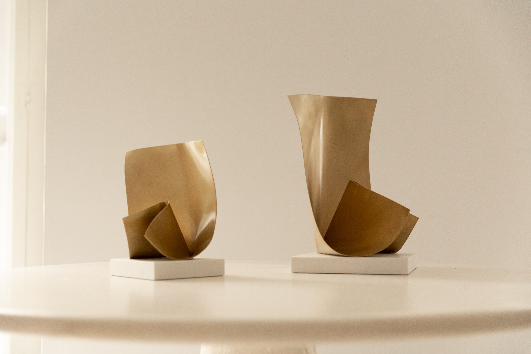 Escultura Abstracta del Siglo XXI en Latón y Mármol - 2