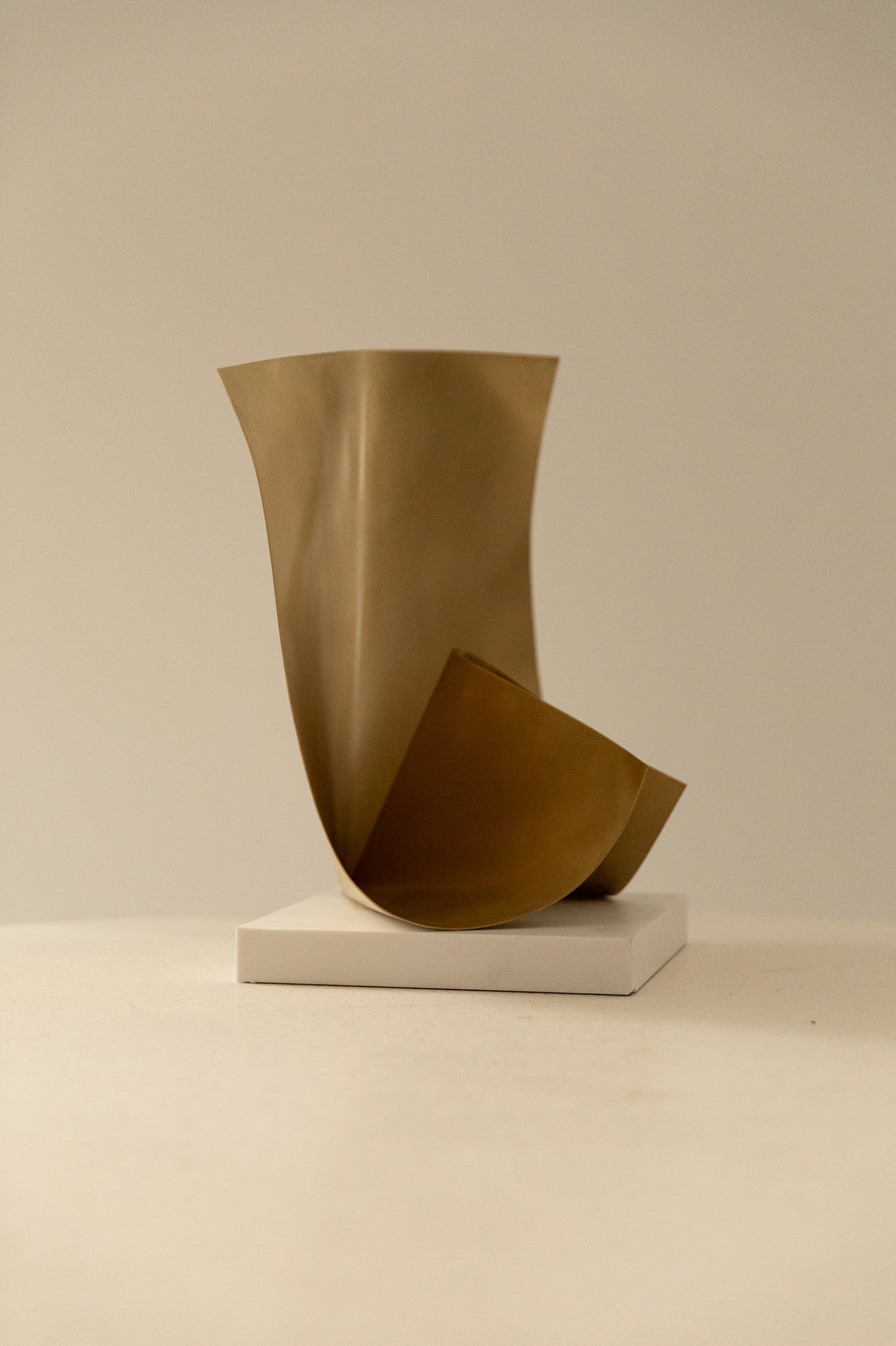 Escultura Abstracta del Siglo XXI en Latón y Mármol - 13