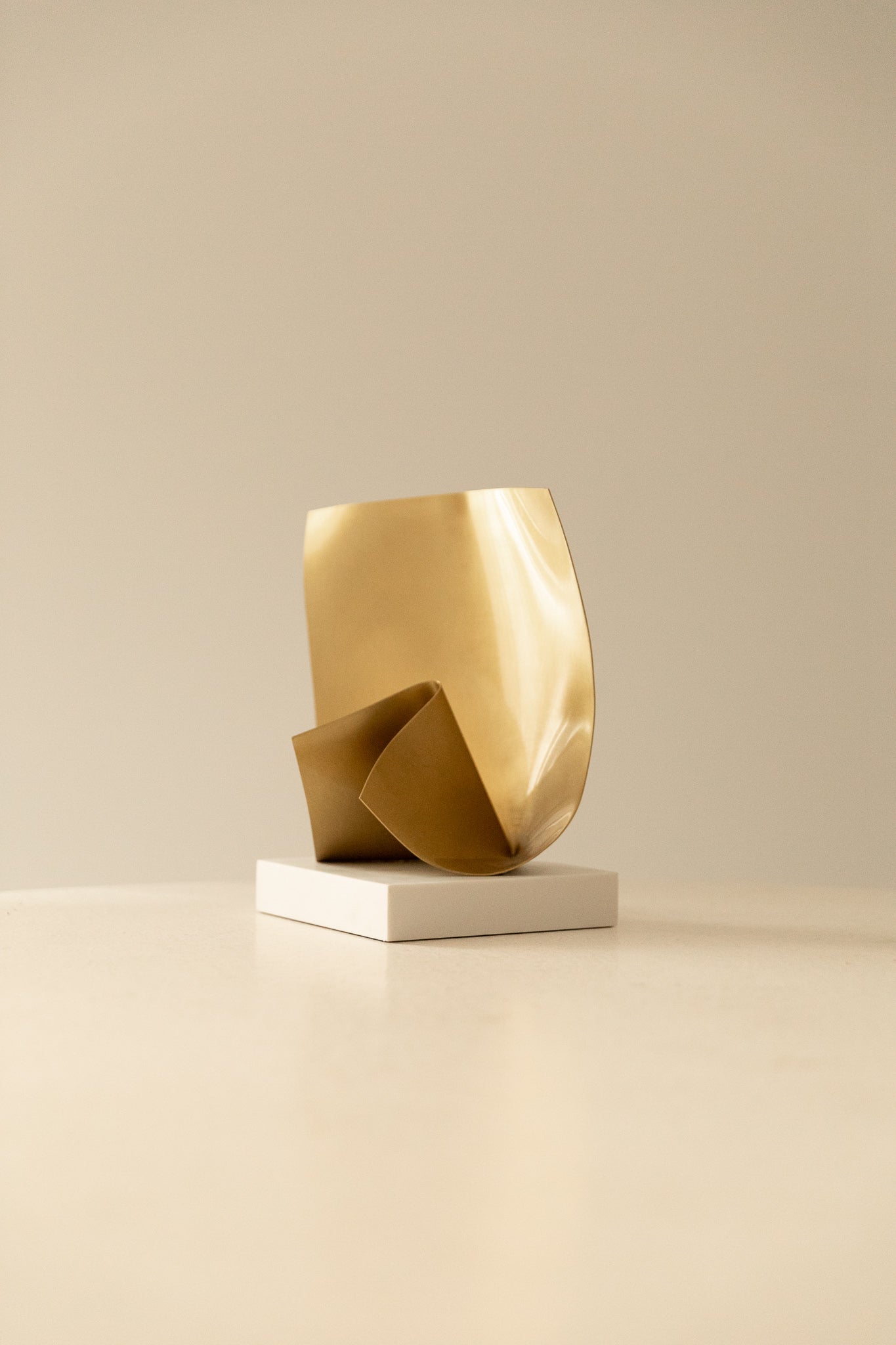 Escultura Abstracta del Siglo XXI en Latón y Mármol