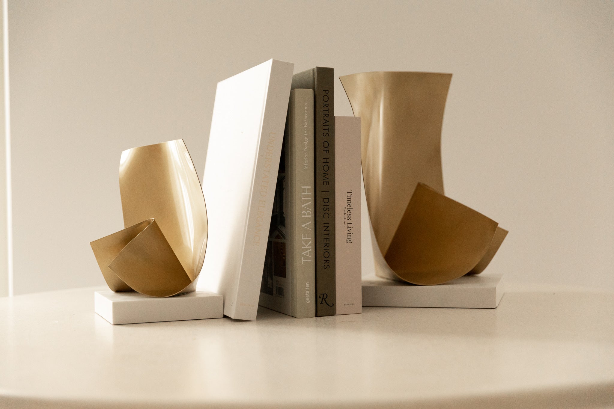 Escultura Abstracta del Siglo XXI en Latón y Mármol - 3