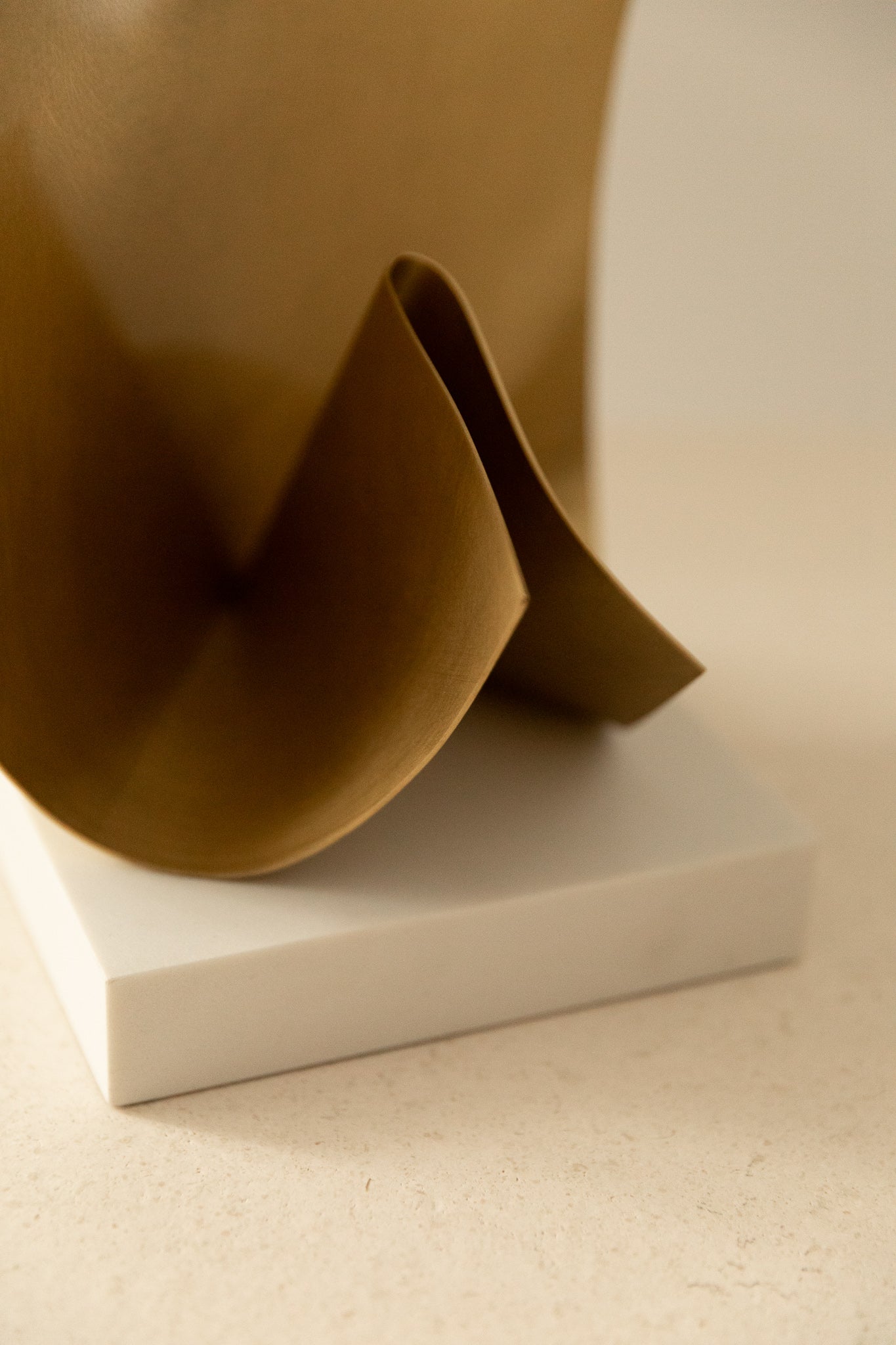 Escultura Abstracta del Siglo XXI en Latón y Mármol - 10