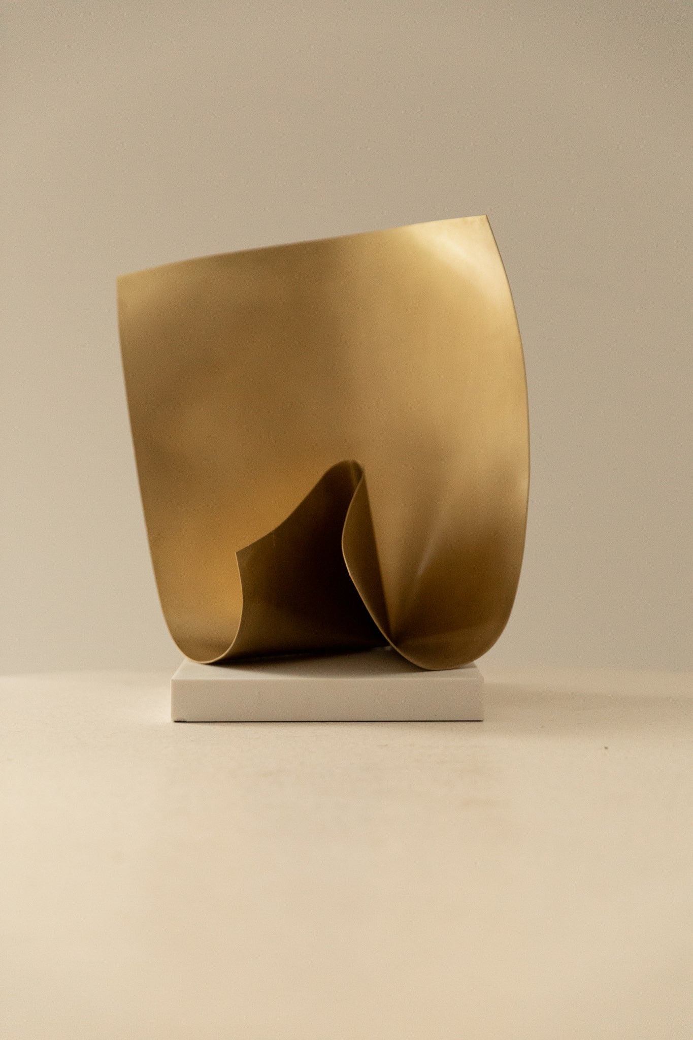 Escultura Abstracta del Siglo XXI en Latón y Mármol - 12