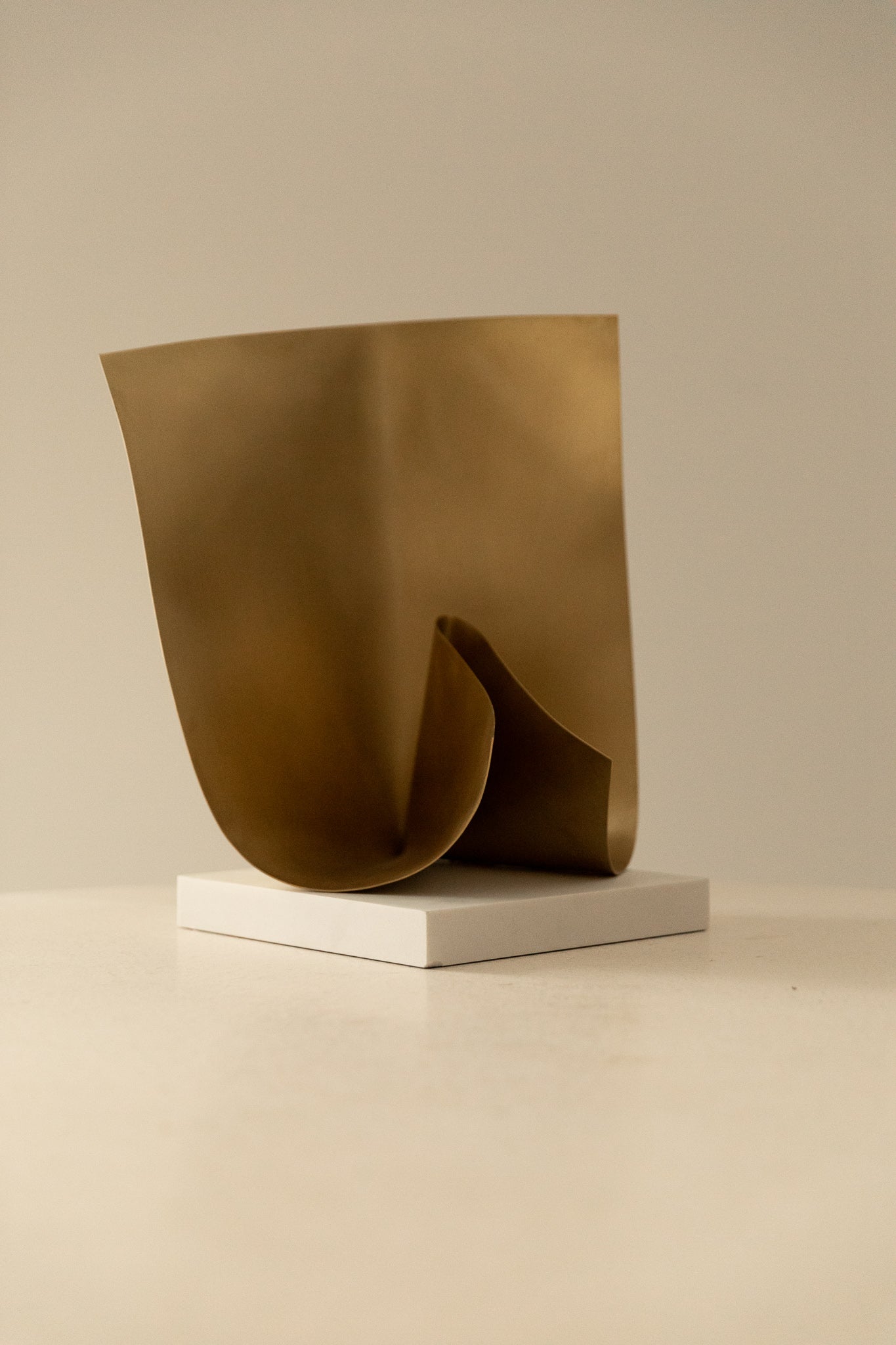 Escultura Abstracta del Siglo XXI en Latón y Mármol - 14