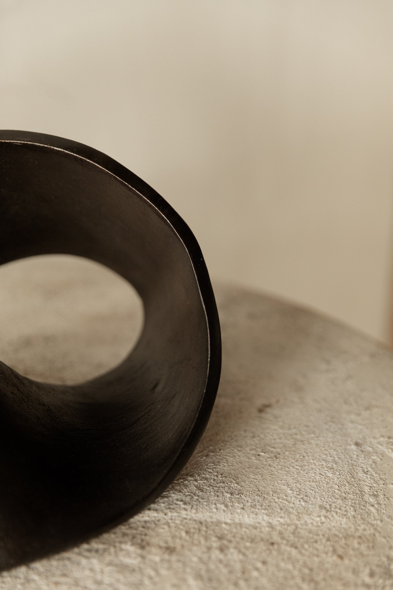 Escultura de Hierro del Siglo XXI con Acabado en Laca Negra - 5