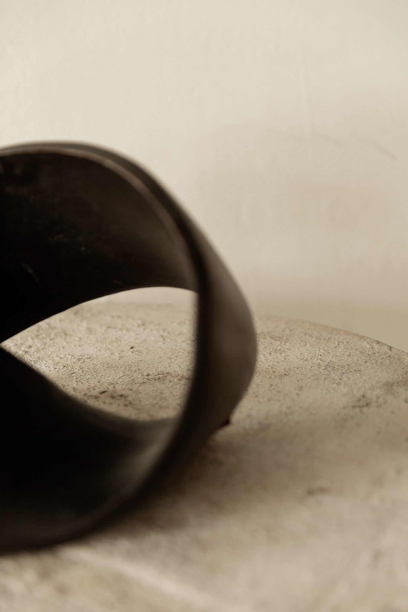 Escultura de Hierro del Siglo XXI con Acabado en Laca Negra - 3