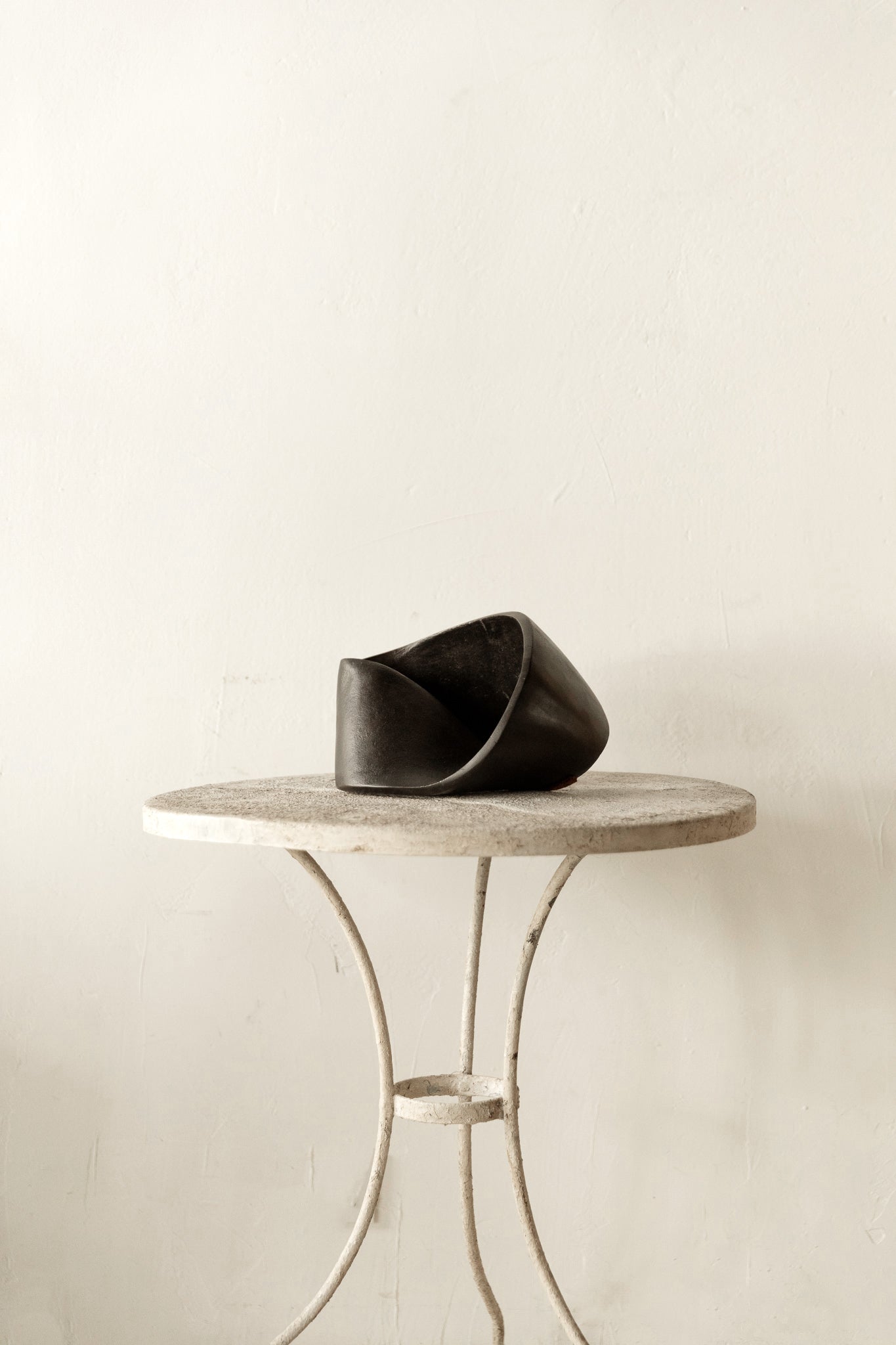 Escultura de Hierro del Siglo XXI con Acabado en Laca Negra - 2