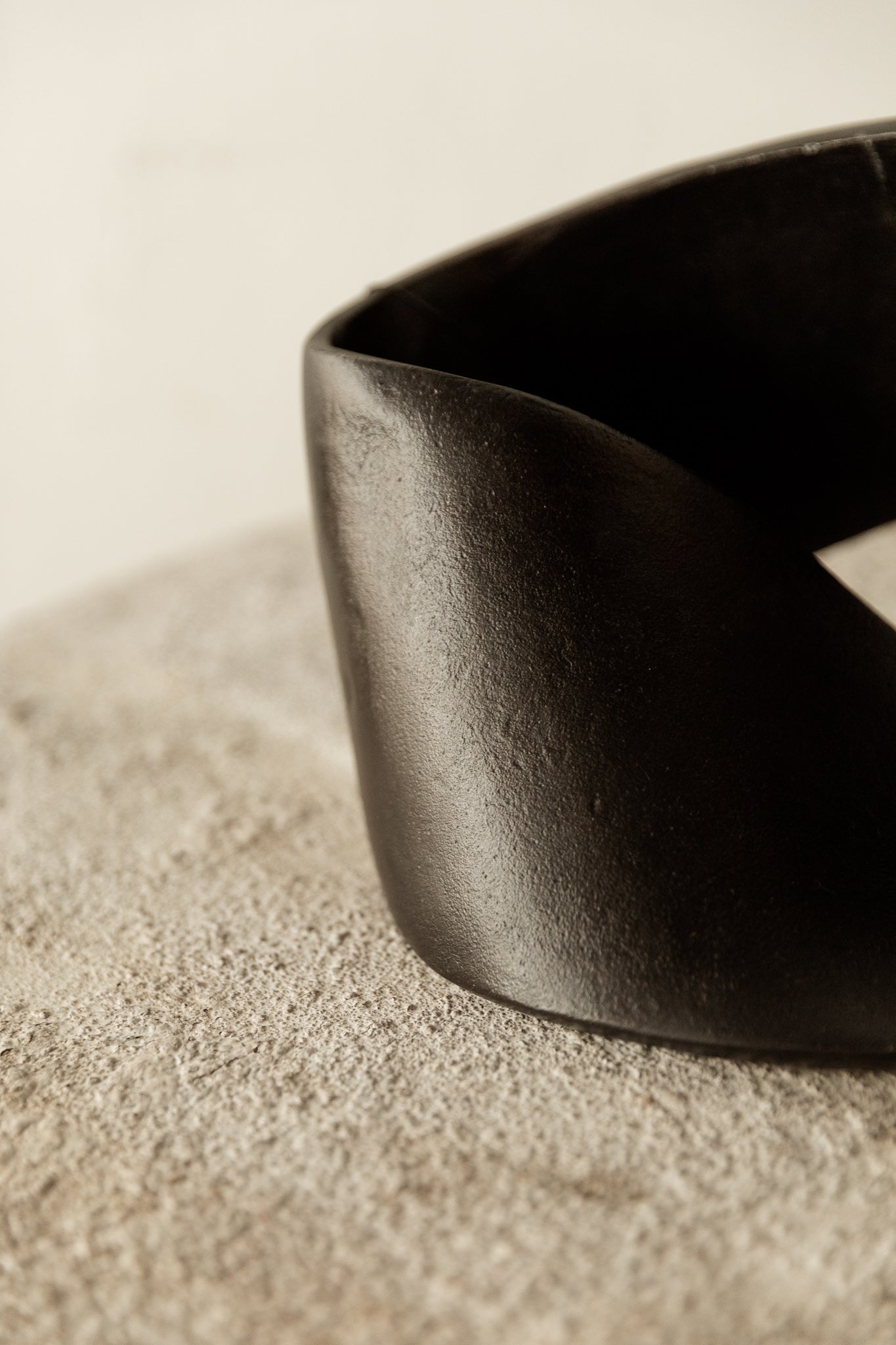 Escultura de Hierro del Siglo XXI con Acabado en Laca Negra - 4