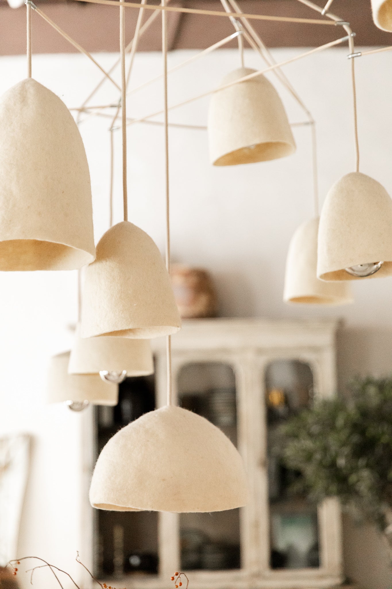 Lámpara de Techo del Siglo XXI con 18 Tulipas de Fieltro