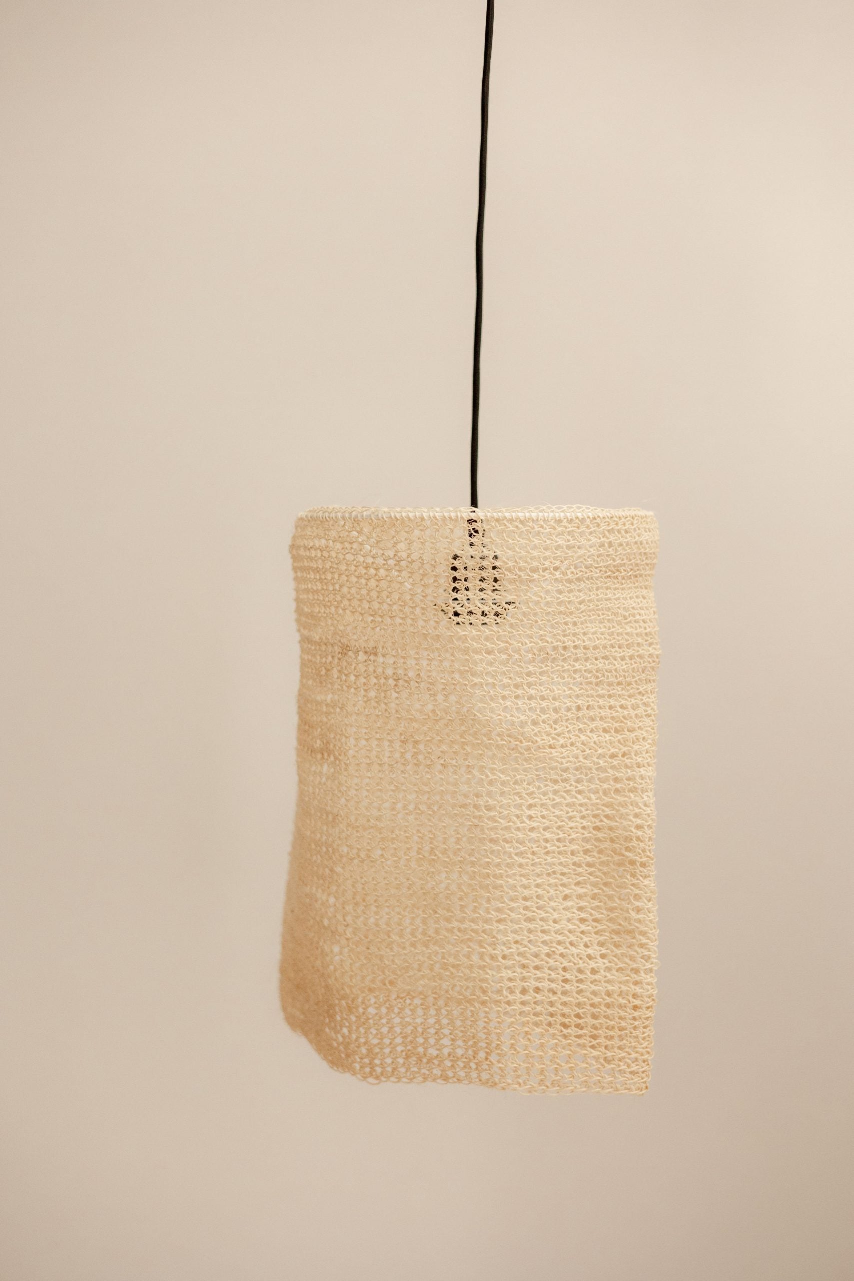 Lámpara de Techo del Siglo XXI en Fibra Vegetal Tejida a Mano