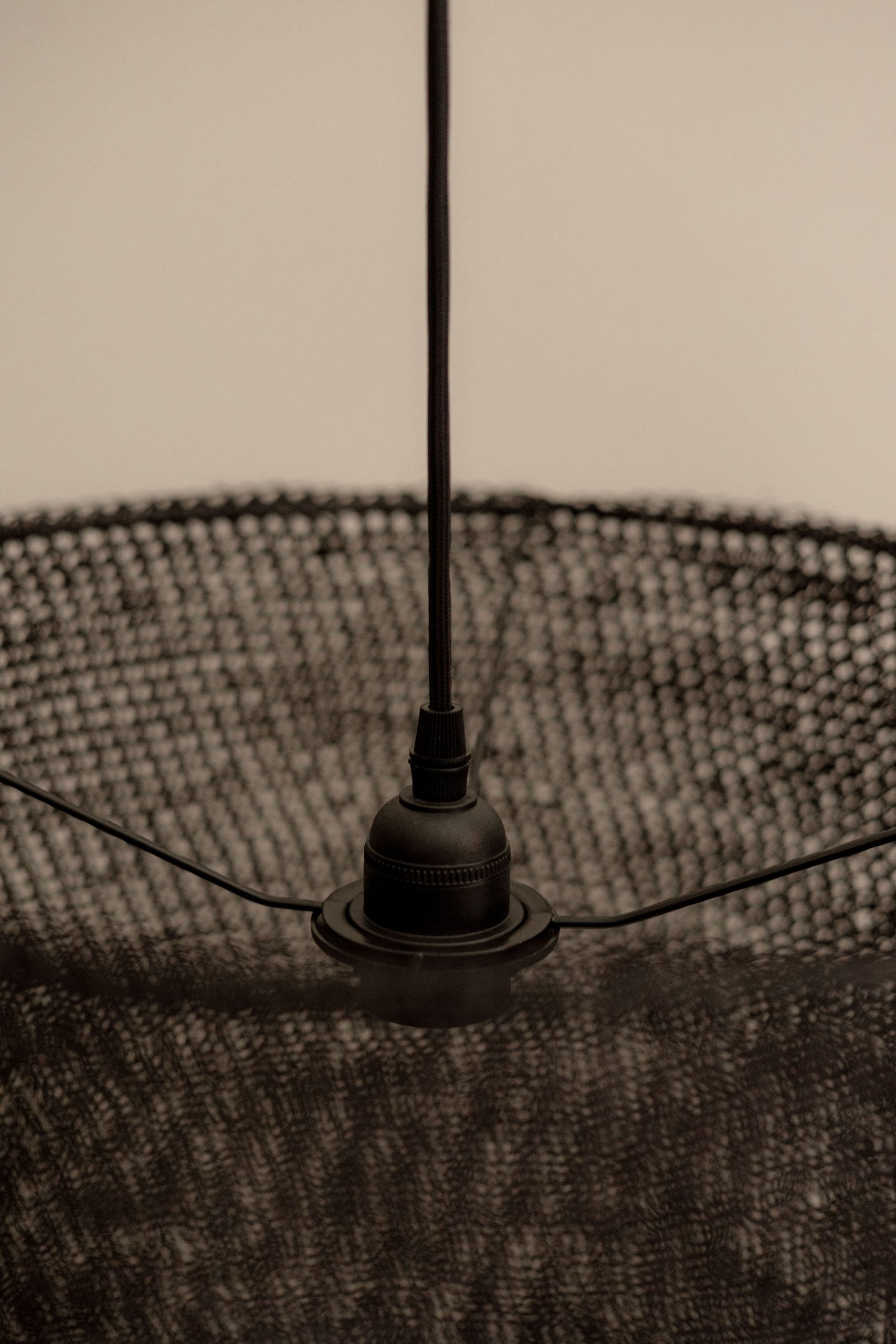 Lámpara de Techo del Siglo XXI en Fique Tejida a Mano Negra - 2