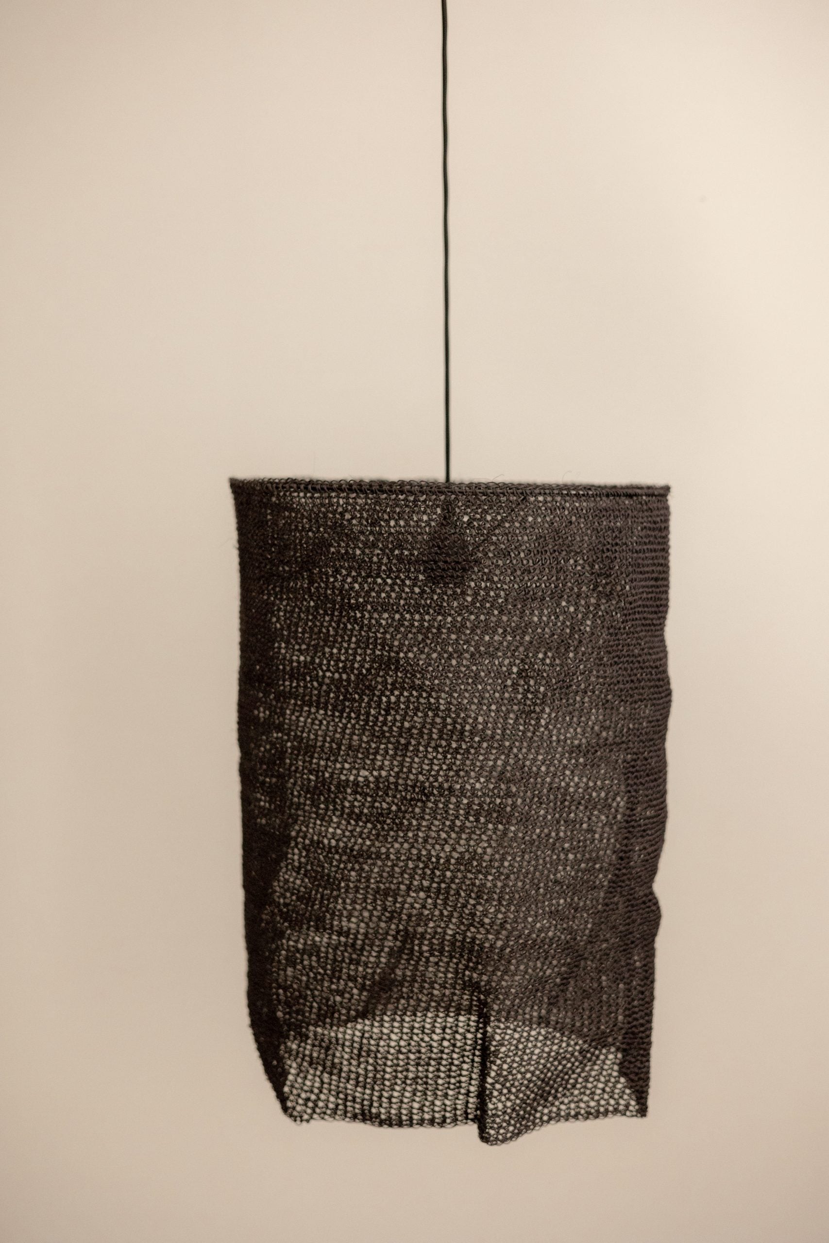 Lámpara de Techo del Siglo XXI en Fique Tejida a Mano Negra