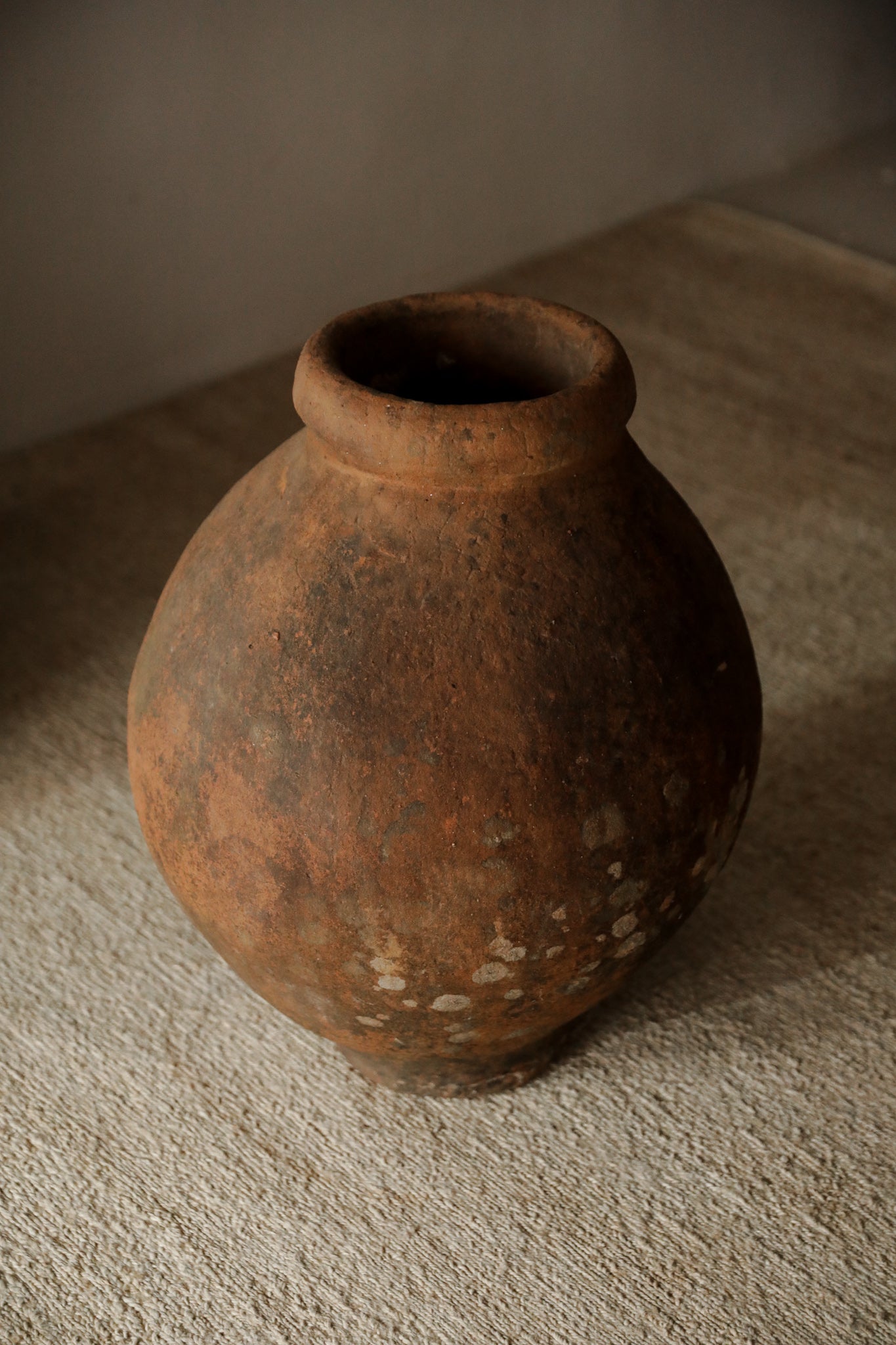 Tinaja de Barro del Siglo XIX con Marcas Artesanales - 2