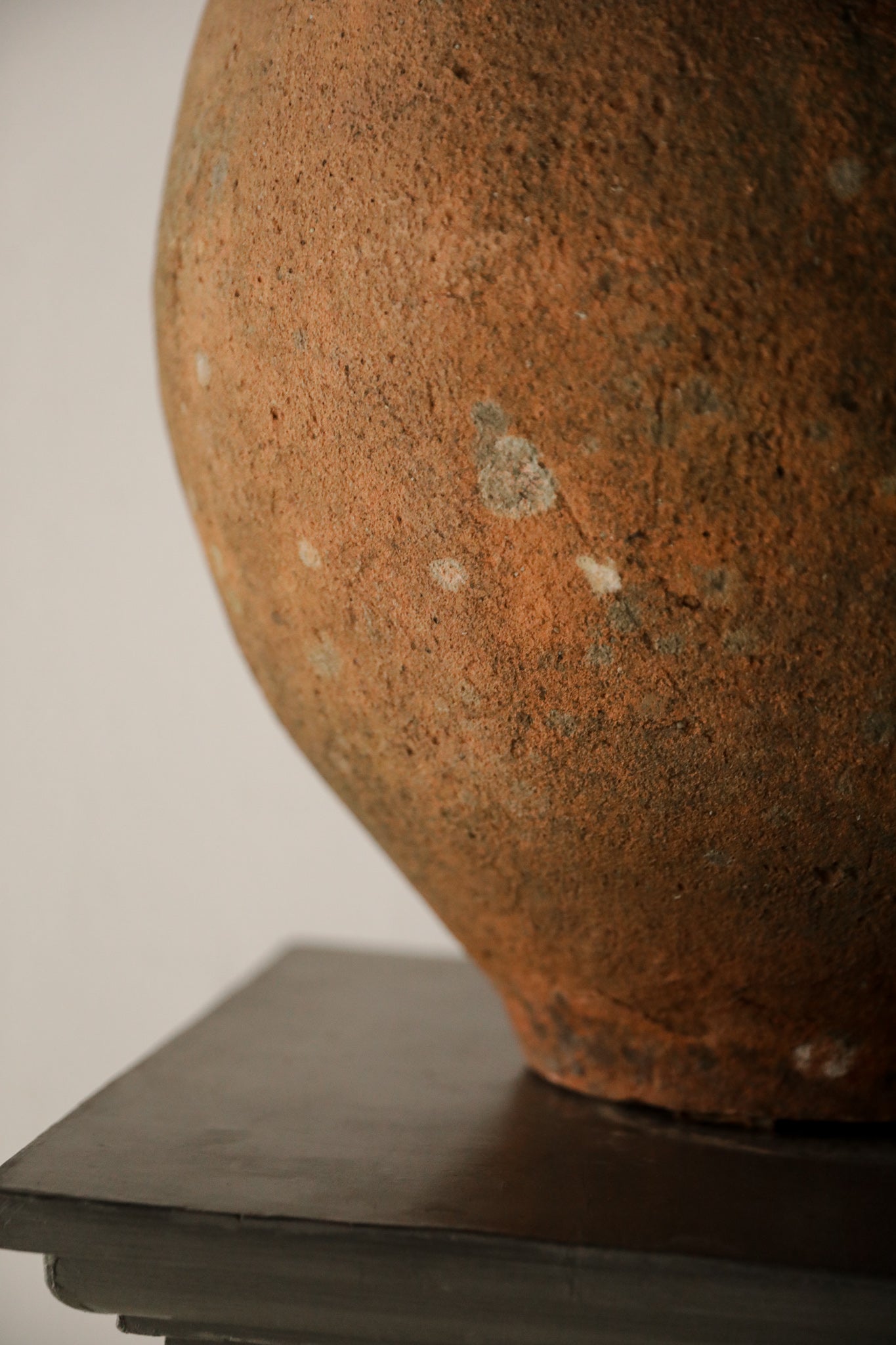 Tinaja de Barro del Siglo XIX con Marcas Artesanales - 4