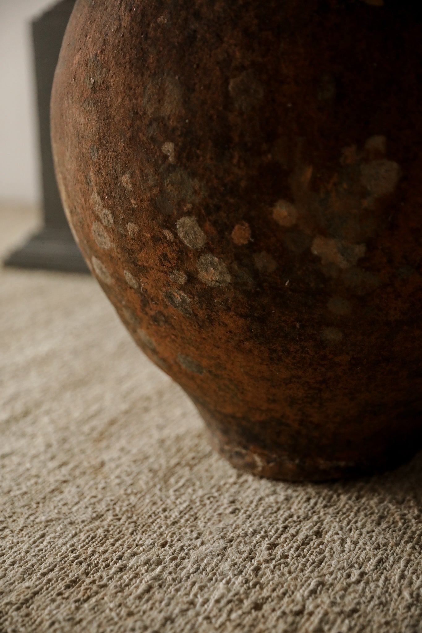 Tinaja de Barro del Siglo XIX con Marcas Artesanales - 8