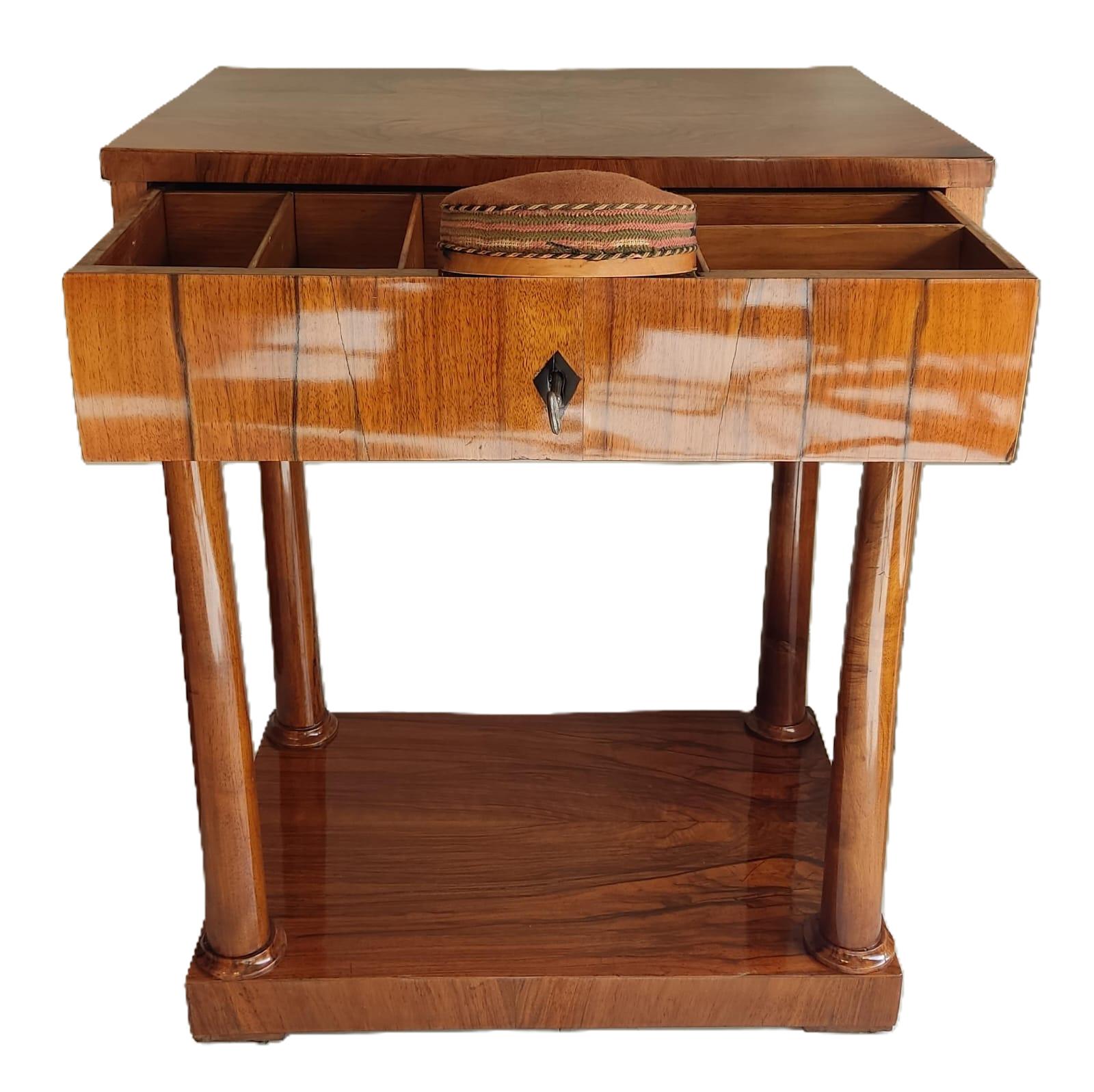 Mesa de Costura del Siglo XIX en Nuez