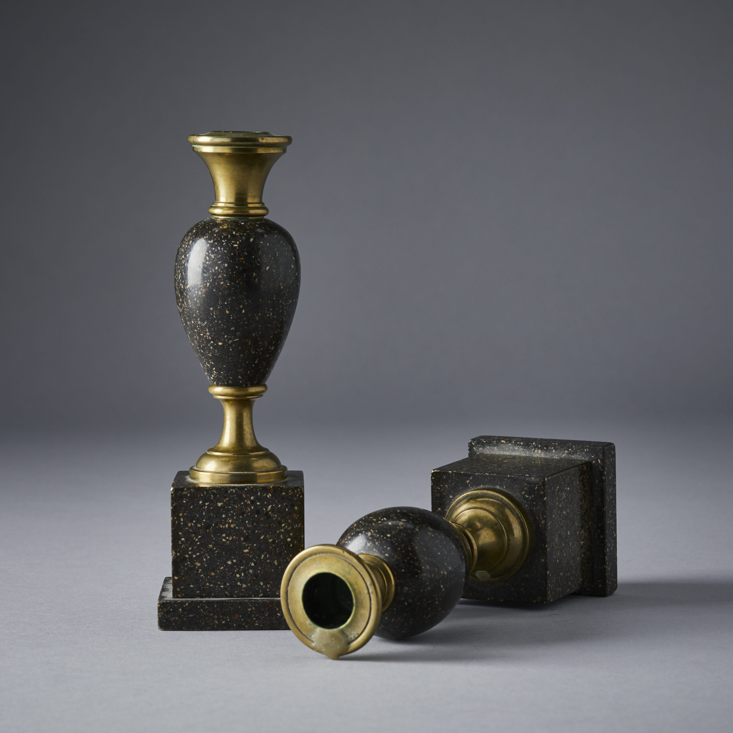 Cuatro candeleros de latón y pórfido de Suecia, 1820-40 - Photo 3 of 6