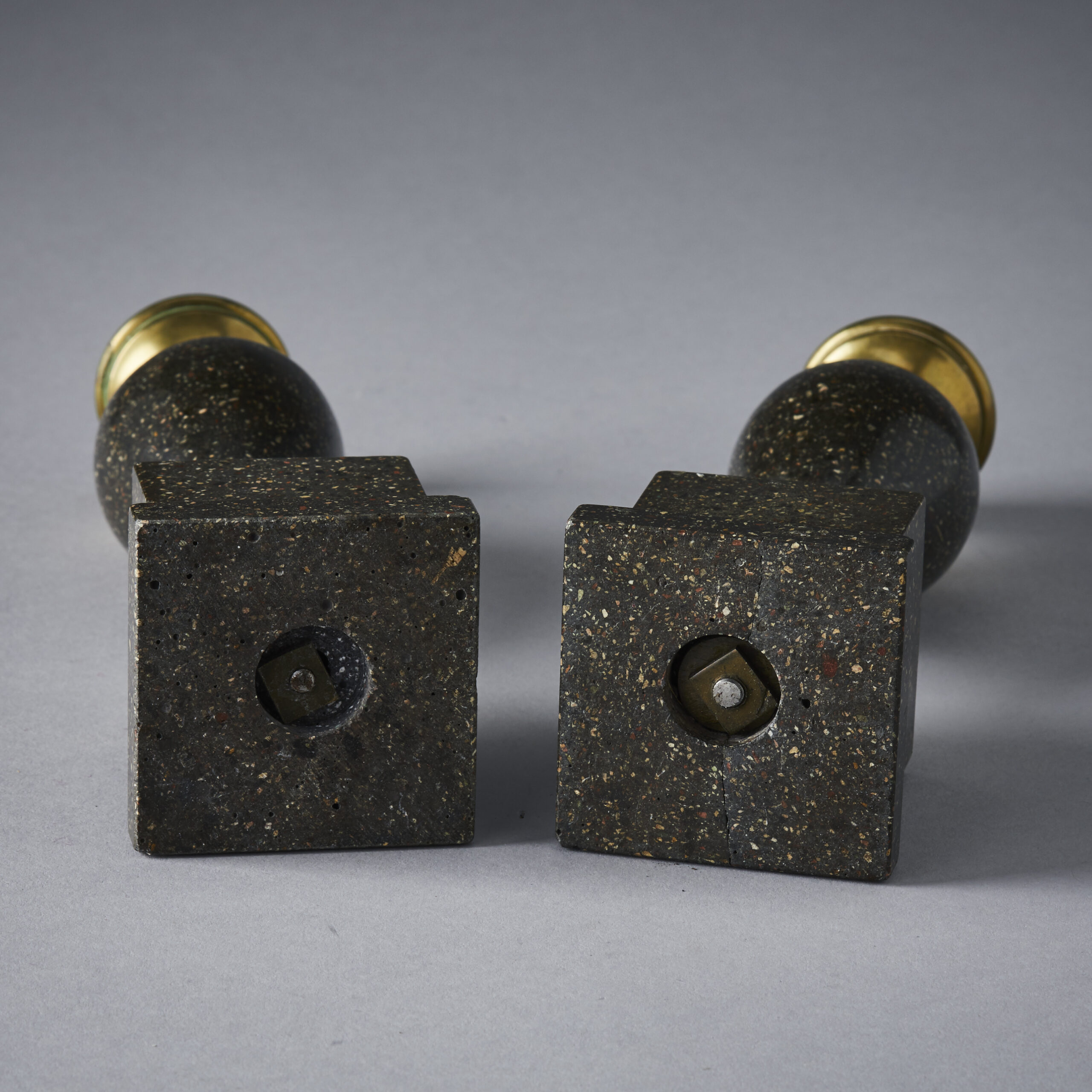 Cuatro candeleros de latón y pórfido de Suecia, 1820-40 - Photo 2 of 6