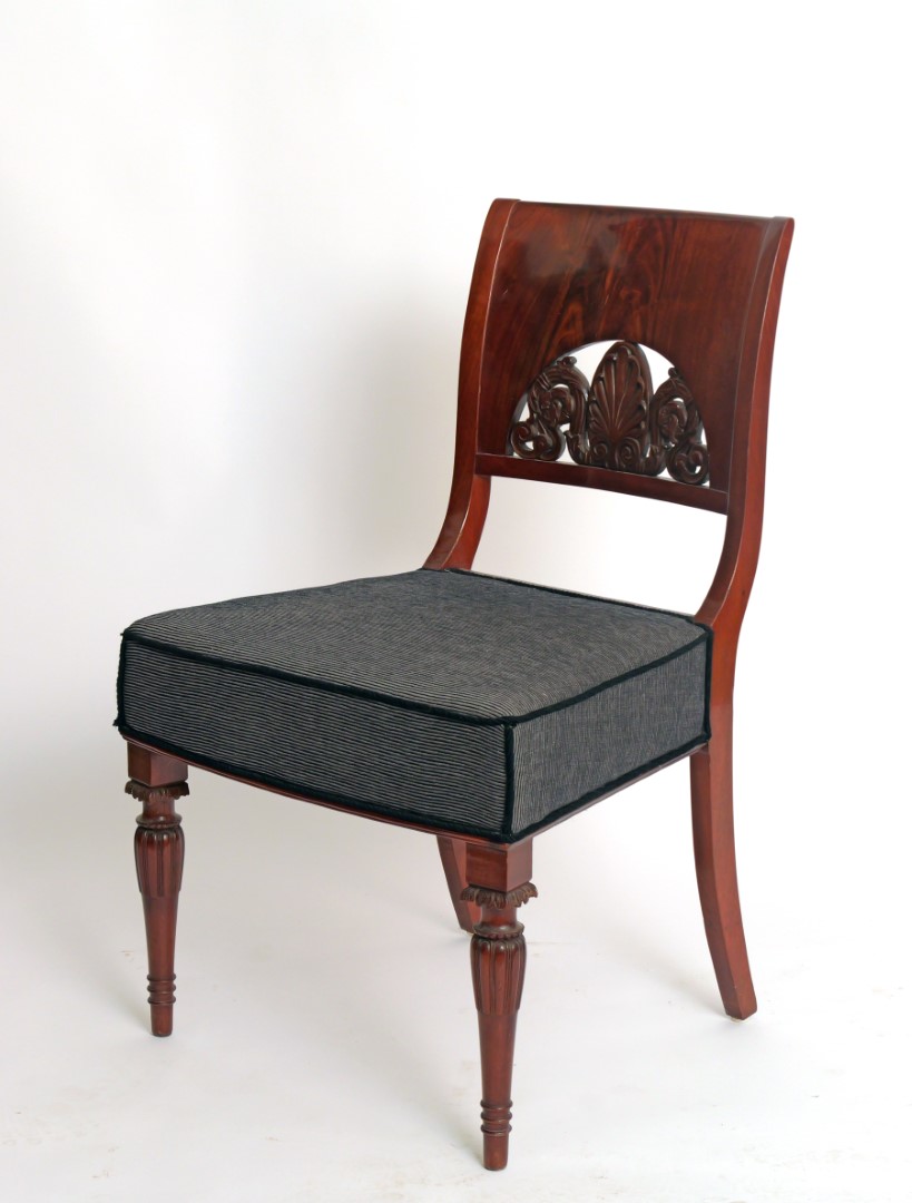 Pareja de Sillas de Salón del Siglo XIX con Decoración Tallada - Photo 2 of 5