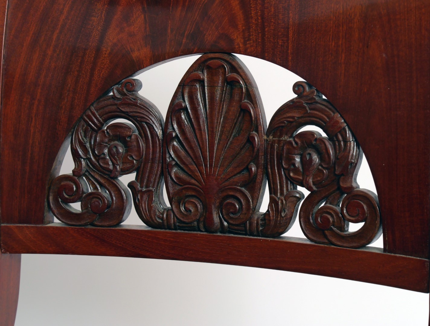 Pareja de Sillas de Salón del Siglo XIX con Decoración Tallada - Photo 3 of 5