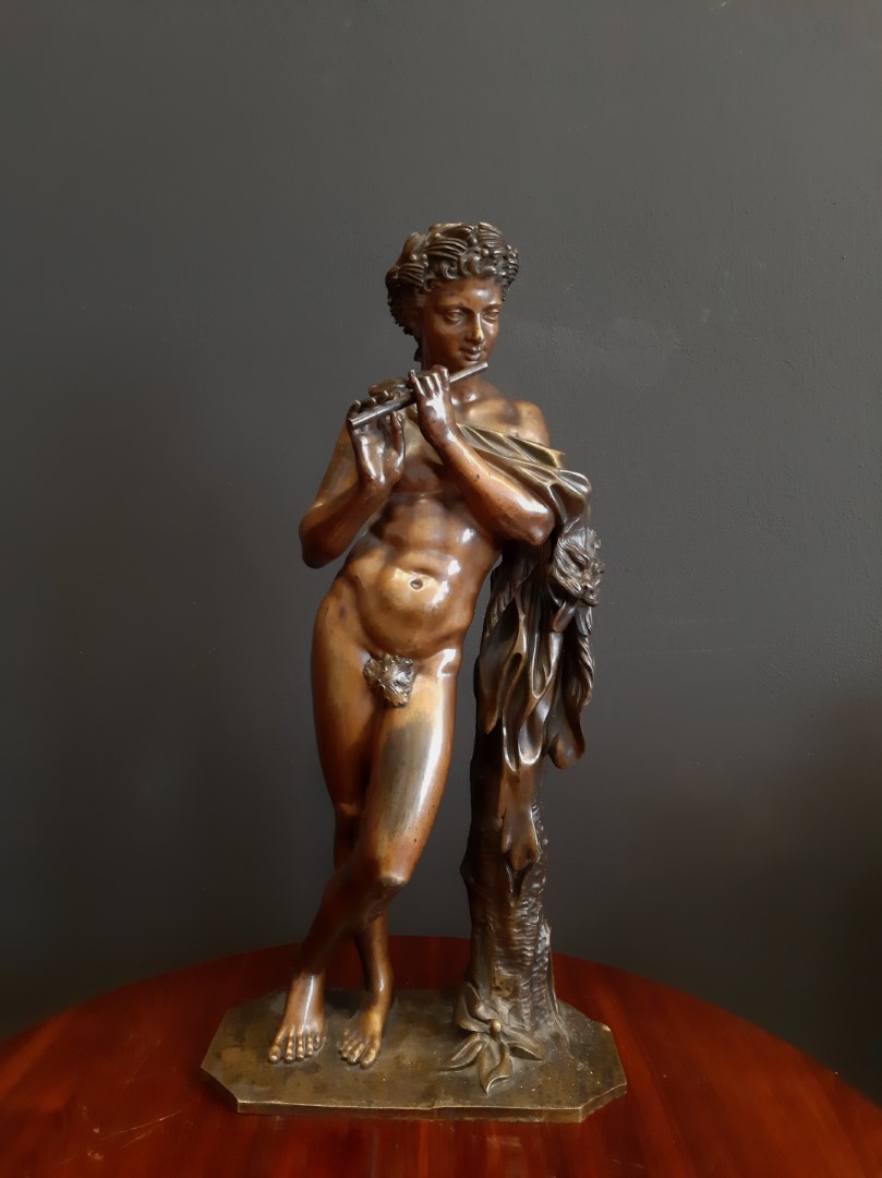 Estatua de Satyr del Siglo I-II a.C. en Bronce