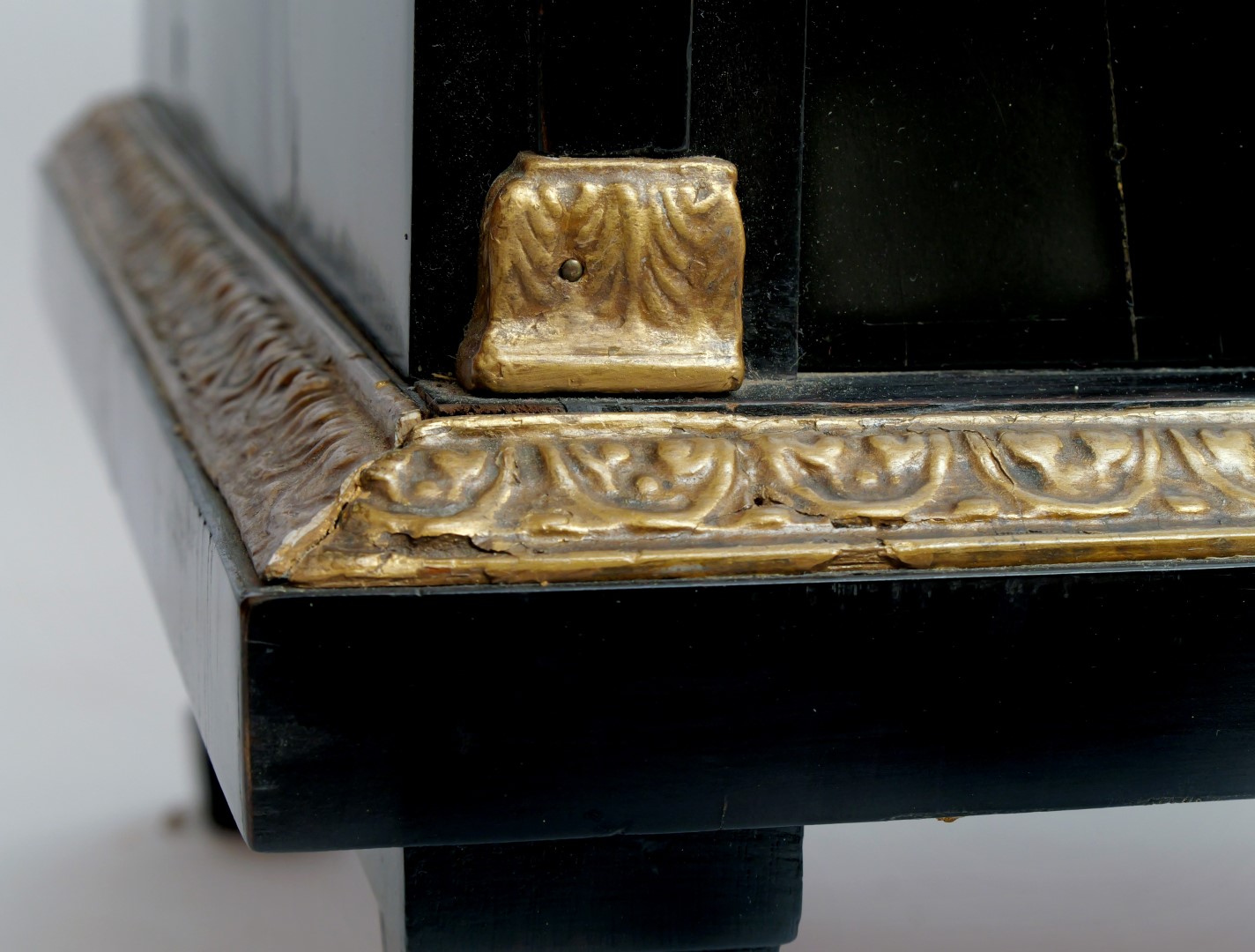 Aparador de Viena del Siglo XIX con Aplicaciones Pastel - Photo 5 of 9