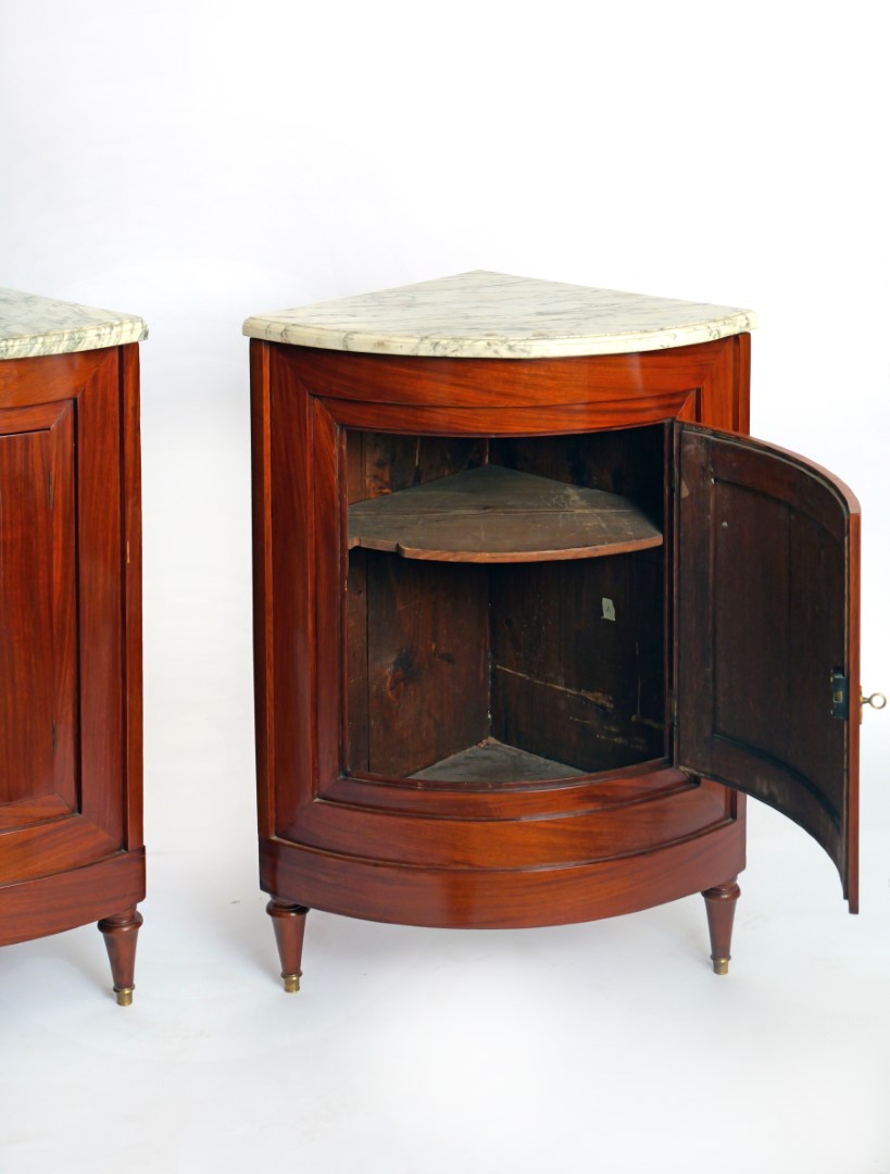 Par de Eckschränke del Siglo XVIII con Mármoles - Photo 2 of 6