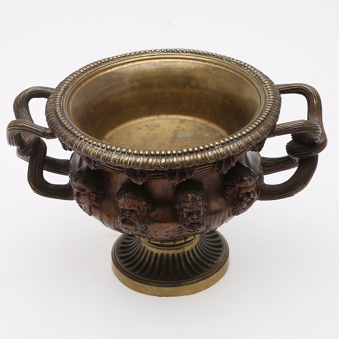 Vaso Warwick del Siglo XIX en Bronce Patinado - Photo 5 of 10