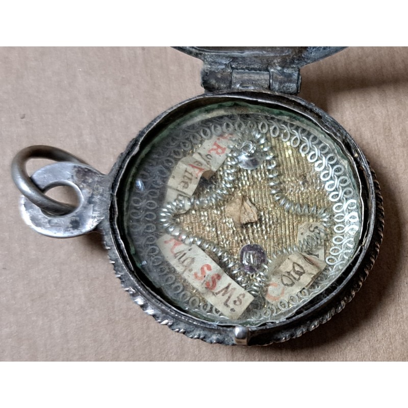 Silver reliquary with various relics, 18th century - 5/11