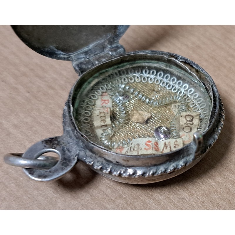 Silver reliquary with various relics, 18th century - 7/11
