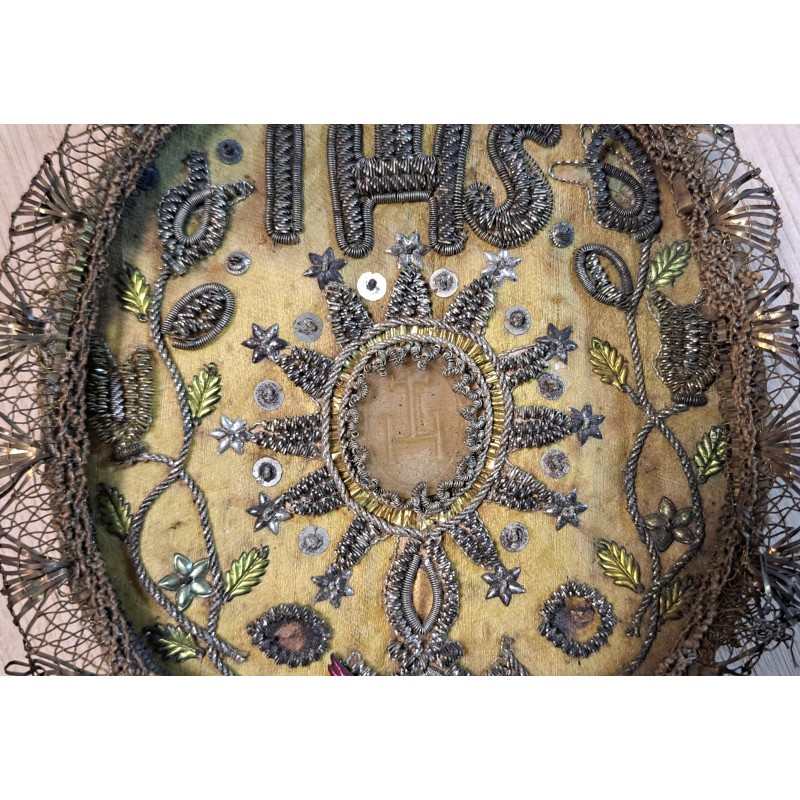 Embroidered plaque or reliquary in gold and silver with the Christogram IHS. 19th century - 2/7