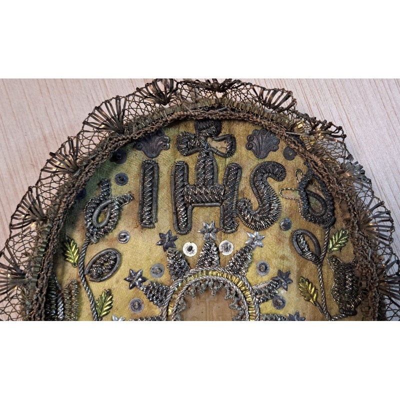Embroidered plaque or reliquary in gold and silver with the Christogram IHS. 19th century - 3/7