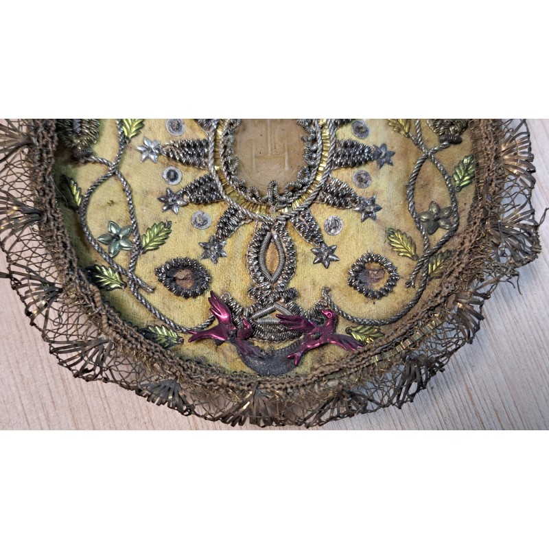 Embroidered plaque or reliquary in gold and silver with the Christogram IHS. 19th century - 4/7