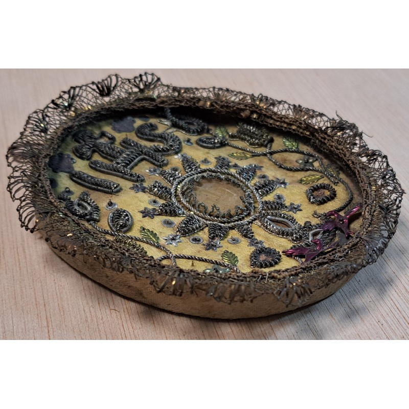 Embroidered plaque or reliquary in gold and silver with the Christogram IHS. 19th century - 5/7