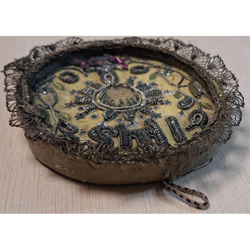 Embroidered plaque or reliquary in gold and silver with the Christogram IHS. 19th century - 6/7