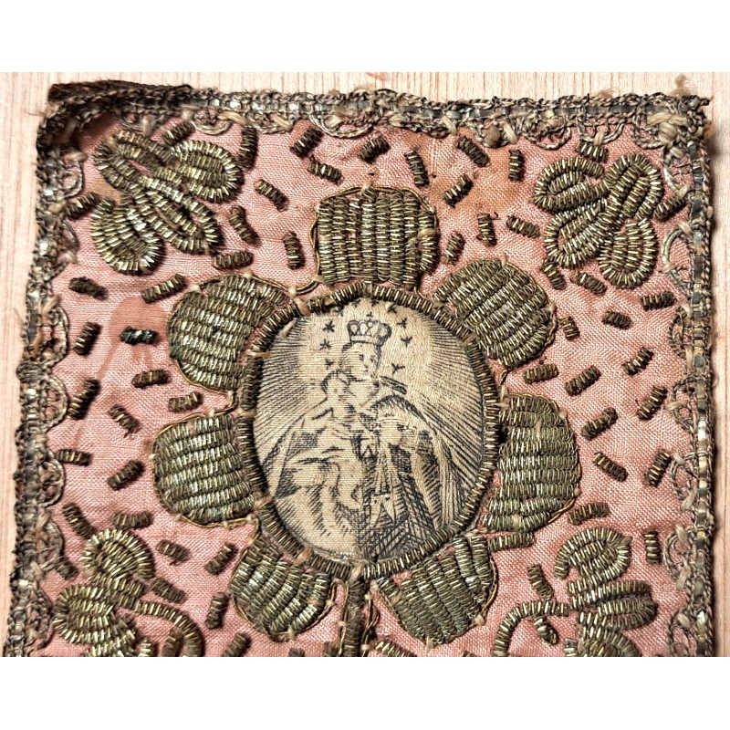 Relicary or plaque, 19th century Virgin Mary with child embroidered in gold thread - 2/7
