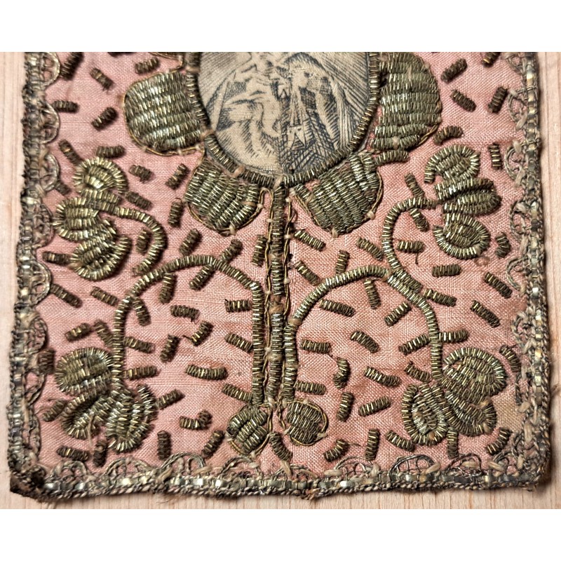 Relicary or plaque, 19th century Virgin Mary with child embroidered in gold thread - 3/7